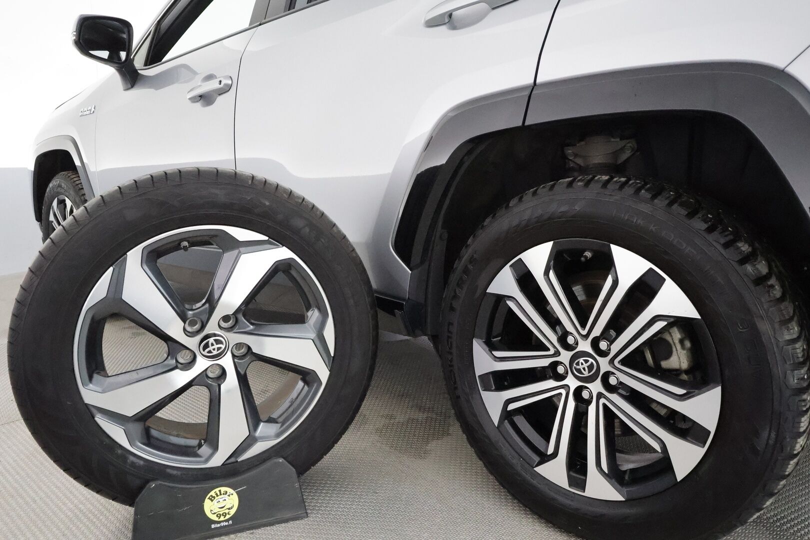 Toyota RAV4 Plug-in 2020 Hybrid 2,5 AWD-i Active * ACC / LED / P.kamera / Lohkolämmitin / Navi / Kaistavahti / Keyless * - Suomi-auto / 2x Latauskaapelit / Kahdet renkaat / Merkkihuollettu!