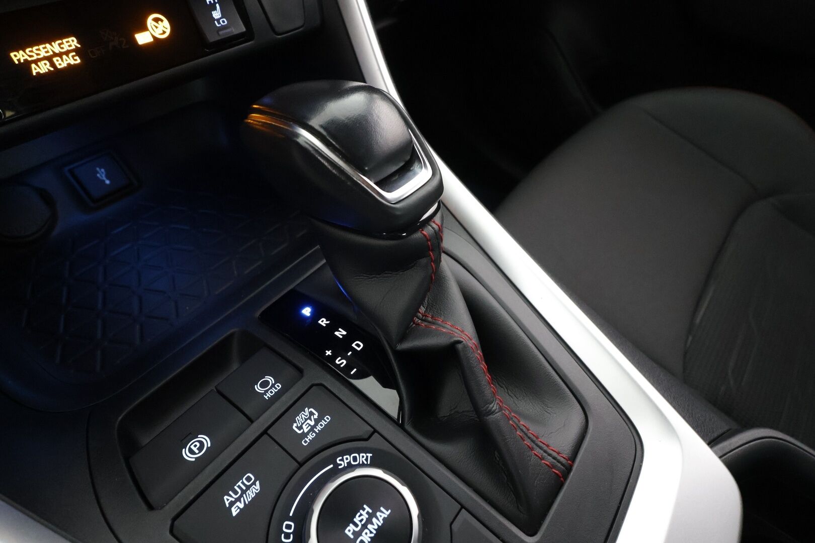 Toyota RAV4 Plug-in 2020 Hybrid 2,5 AWD-i Active * ACC / LED / P.kamera / Lohkolämmitin / Navi / Kaistavahti / Keyless * - Suomi-auto / 2x Latauskaapelit / Kahdet renkaat / Merkkihuollettu!