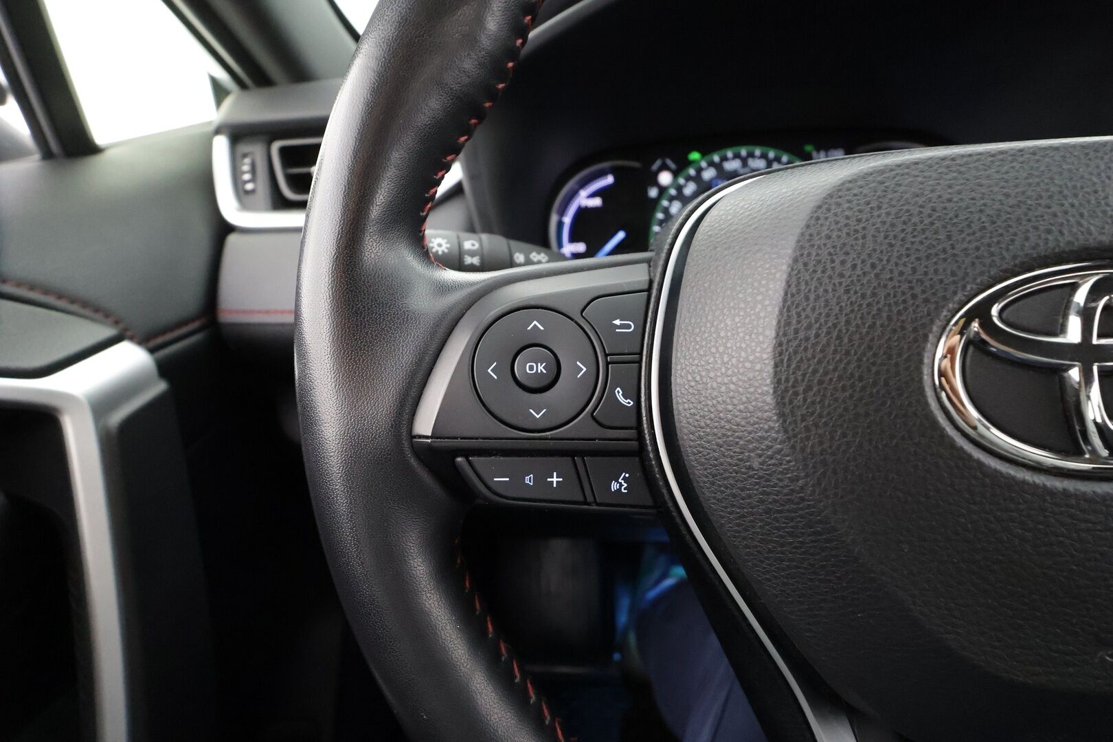 Toyota RAV4 Plug-in 2020 Hybrid 2,5 AWD-i Active * ACC / LED / P.kamera / Lohkolämmitin / Navi / Kaistavahti / Keyless * - Suomi-auto / 2x Latauskaapelit / Kahdet renkaat / Merkkihuollettu!