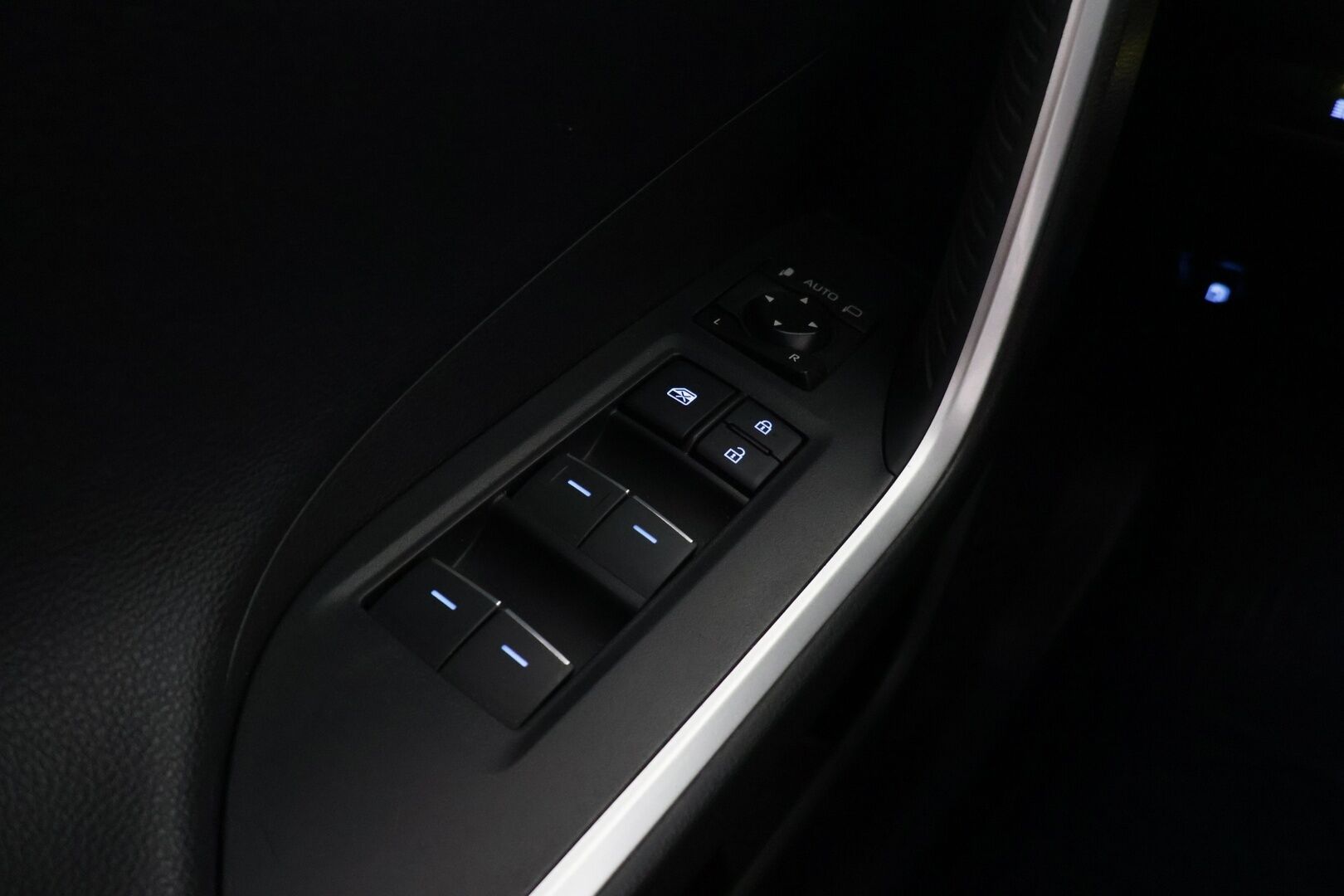 Toyota RAV4 Plug-in 2020 Hybrid 2,5 AWD-i Active / Remote Climate Control / Adapt. Vakkari / Koukku / P-kamera / Sähköpenkki / Ratinlämmitin - Suomi-auto / 2x aluvanteet / Navi / Merkkihuollettu / Lohko+sisäpuhallin!