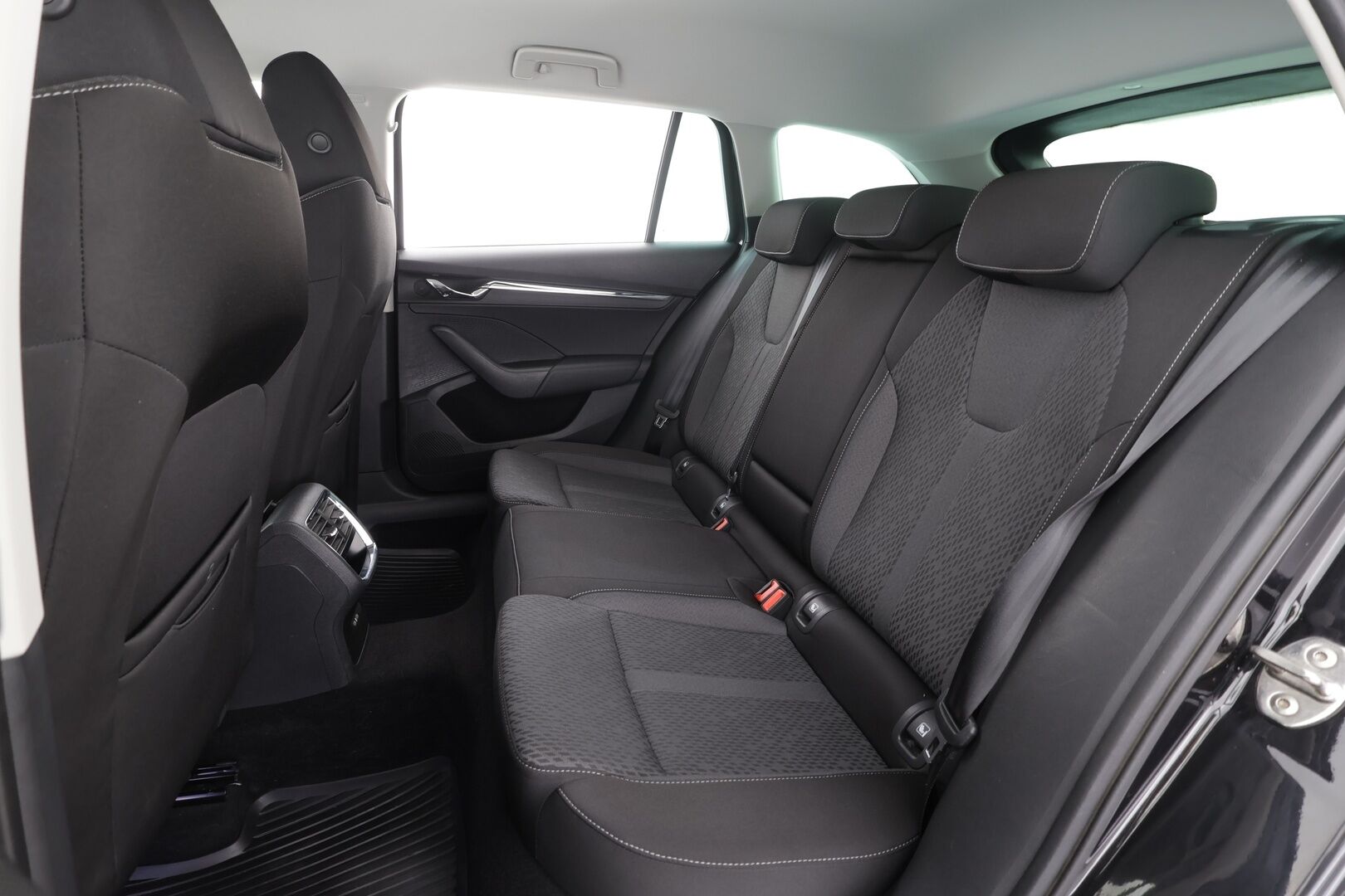 Skoda Octavia 2021 Combi 2,0 TDI 150 Style Launch Edition DSG  * HUD / ACC / Webasto / Koukku /  P-Kamera / Matrix-LED / Navi * - 1.om Suomi-auto / Kahdet renkaat