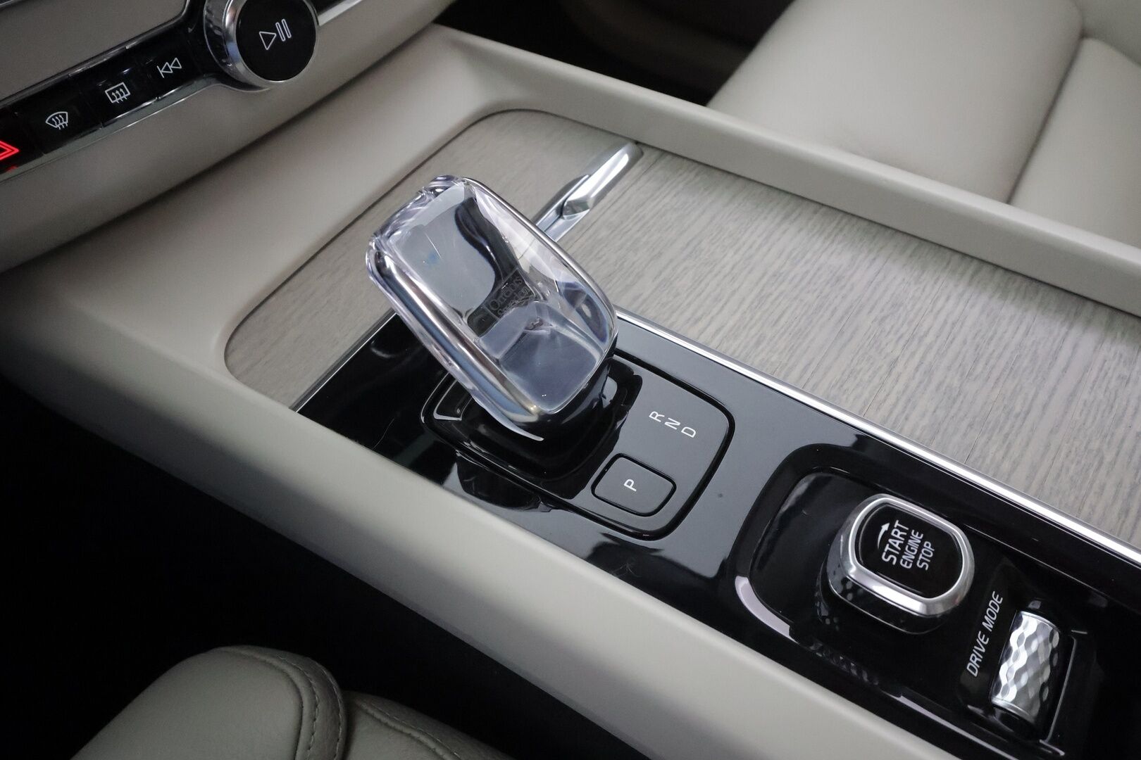 Volvo XC60 2021 T6 TwE AWD Business Inscription aut. * ACC / Panorama / Muistipenkki / Webasto / Koukku / BLIS / Vaaleat nahat * - Suomi-auto / Akku kuntotarkastettu / Kahdet renkaat aluvanteilla / Merkkihuollettu