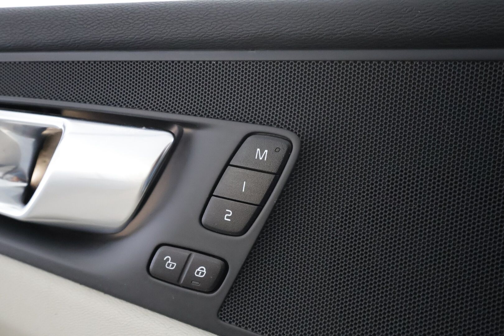 Volvo XC60 2021 T6 TwE AWD Business Inscription aut. * ACC / Panorama / Muistipenkki / Webasto / Koukku / BLIS / Vaaleat nahat * - Suomi-auto / Akku kuntotarkastettu / Kahdet renkaat aluvanteilla / Merkkihuollettu