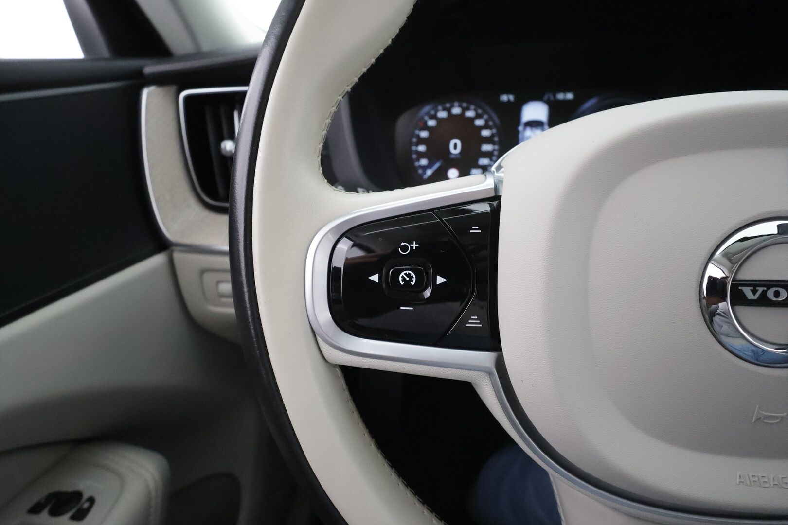 Volvo XC60 2021 T6 TwE AWD Business Inscription aut. * ACC / Panorama / Muistipenkki / Webasto / Koukku / BLIS / Vaaleat nahat * - Suomi-auto / Akku kuntotarkastettu / Kahdet renkaat aluvanteilla / Merkkihuollettu