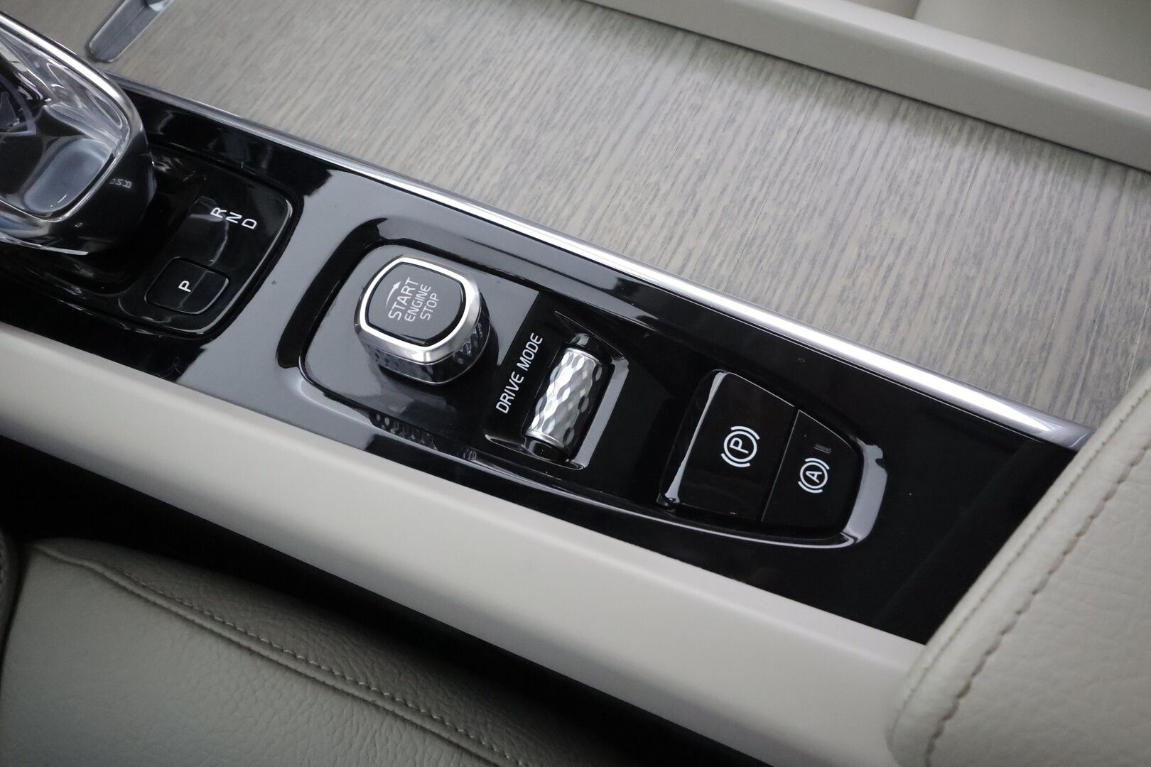 Volvo XC60 2021 T6 TwE AWD Business Inscription aut. * ACC / Panorama / Muistipenkki / Webasto / Koukku / BLIS / Vaaleat nahat * - Suomi-auto / Akku kuntotarkastettu / Kahdet renkaat aluvanteilla / Merkkihuollettu