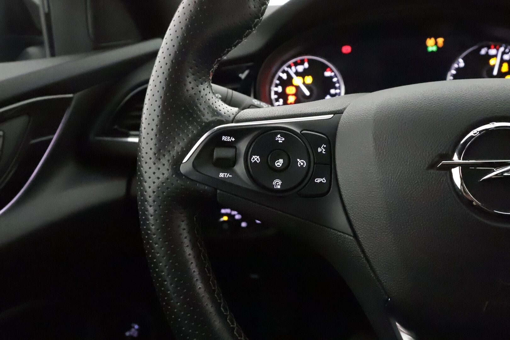 Opel Insignia 2021 Sports Tourer Executive GS 175 D AWD **HUD / Ilmastoidut penkit / Webasto / Bose / Adapt.vakkari / Koukku / P.kamera** - Facelift / Suomi-auto / Kahdet aluvanteet renkailla
