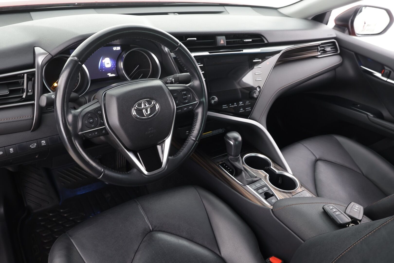 Toyota Camry 2021 2,5 Hybrid Style Edition * ACC / P.kamera / LED / Navi / Sähköpenkit / Nahat / KeylessGo / Lohkolämmitin * - Suomi-auto / Kahdet renkaat aluvanteilla / Merkkihuollettu - HULLUT BLACKWEEK JATKOT - KORKOTARJOUS 2,49%