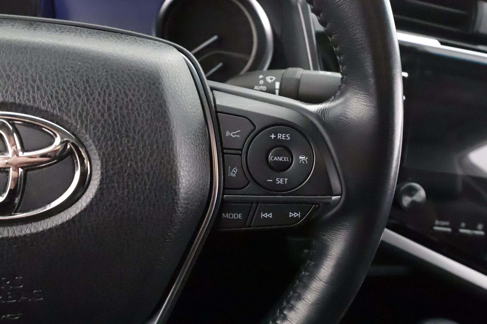 Toyota Camry 2021 2,5 Hybrid Style Edition * ACC / P.kamera / LED / Navi / Sähköpenkit / Nahat / KeylessGo / Lohkolämmitin * - Suomi-auto / Kahdet renkaat aluvanteilla / Merkkihuollettu - HULLUT BLACKWEEK JATKOT - KORKOTARJOUS 2,49%