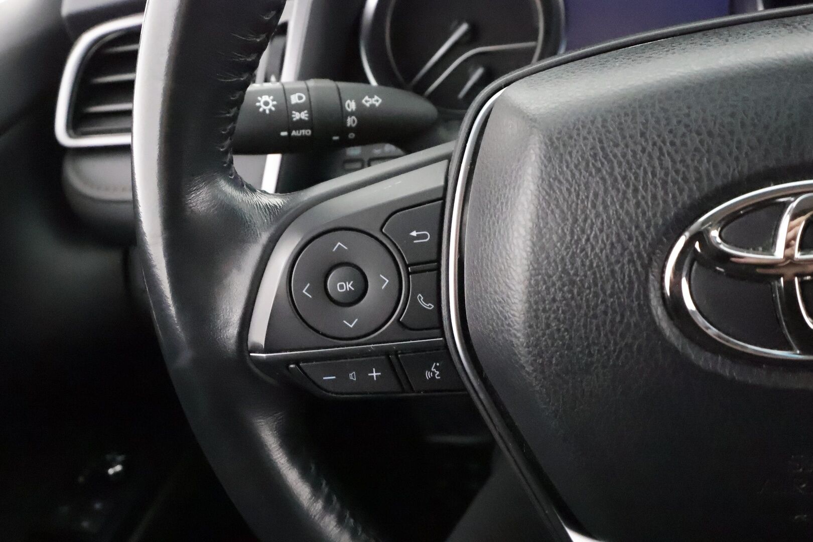 Toyota Camry 2021 2,5 Hybrid Style Edition * ACC / P.kamera / LED / Navi / Sähköpenkit / Nahat / KeylessGo / Lohkolämmitin * - Suomi-auto / Kahdet renkaat aluvanteilla / Merkkihuollettu - HULLUT BLACKWEEK JATKOT - KORKOTARJOUS 2,49%