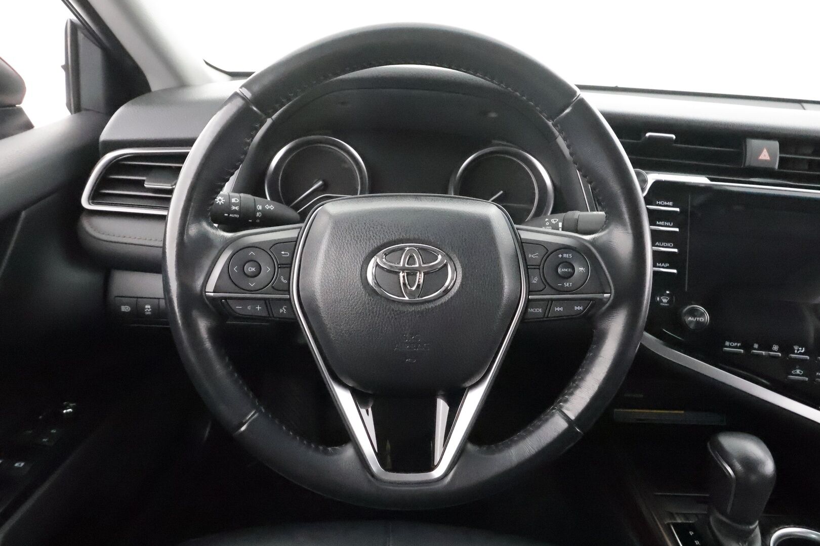 Toyota Camry 2021 2,5 Hybrid Style Edition * ACC / P.kamera / LED / Navi / Sähköpenkit / Nahat / KeylessGo / Lohkolämmitin * - Suomi-auto / Kahdet renkaat aluvanteilla / Merkkihuollettu