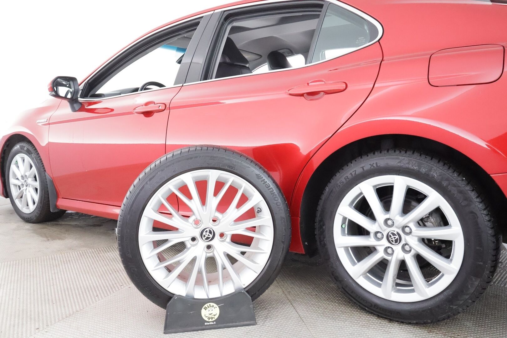 Toyota Camry 2021 2,5 Hybrid Style Edition * ACC / P.kamera / LED / Navi / Sähköpenkit / Nahat / KeylessGo / Lohkolämmitin * - Suomi-auto / Kahdet renkaat aluvanteilla / Merkkihuollettu - HULLUT BLACKWEEK JATKOT - KORKOTARJOUS 2,49%