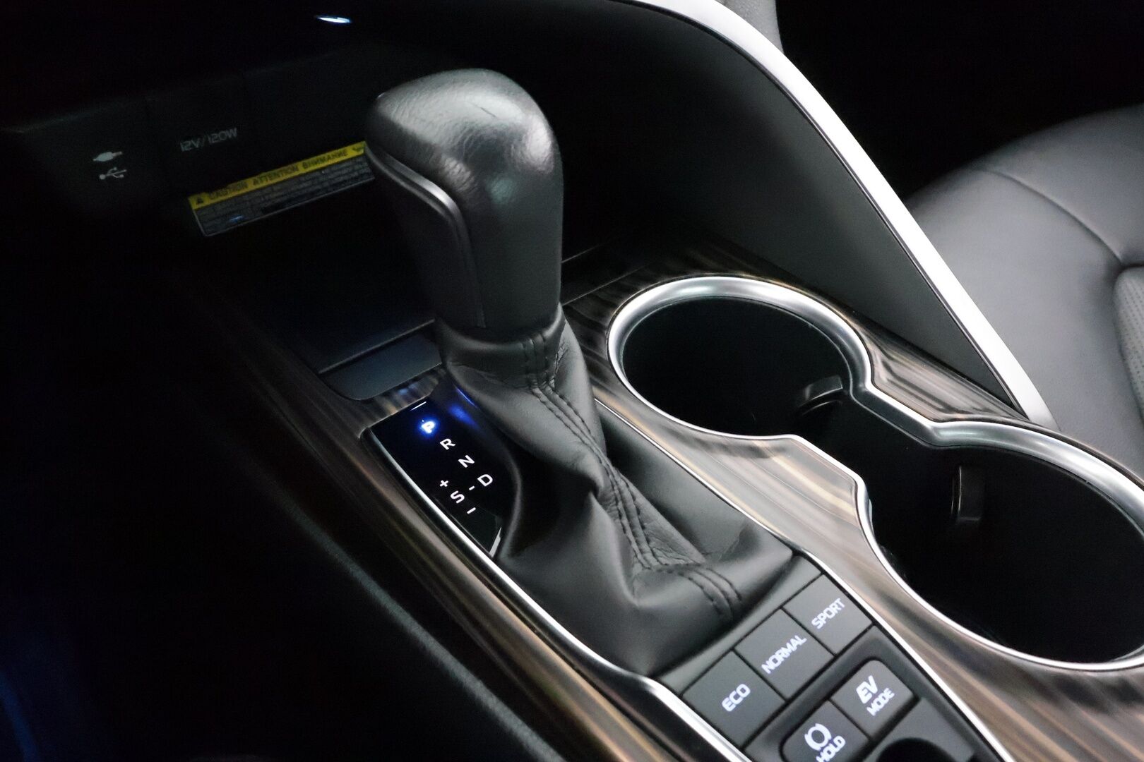 Toyota Camry 2021 2,5 Hybrid Style Edition * ACC / P.kamera / LED / Navi / Sähköpenkit / Nahat / KeylessGo / Lohkolämmitin * - Suomi-auto / Kahdet renkaat aluvanteilla / Merkkihuollettu