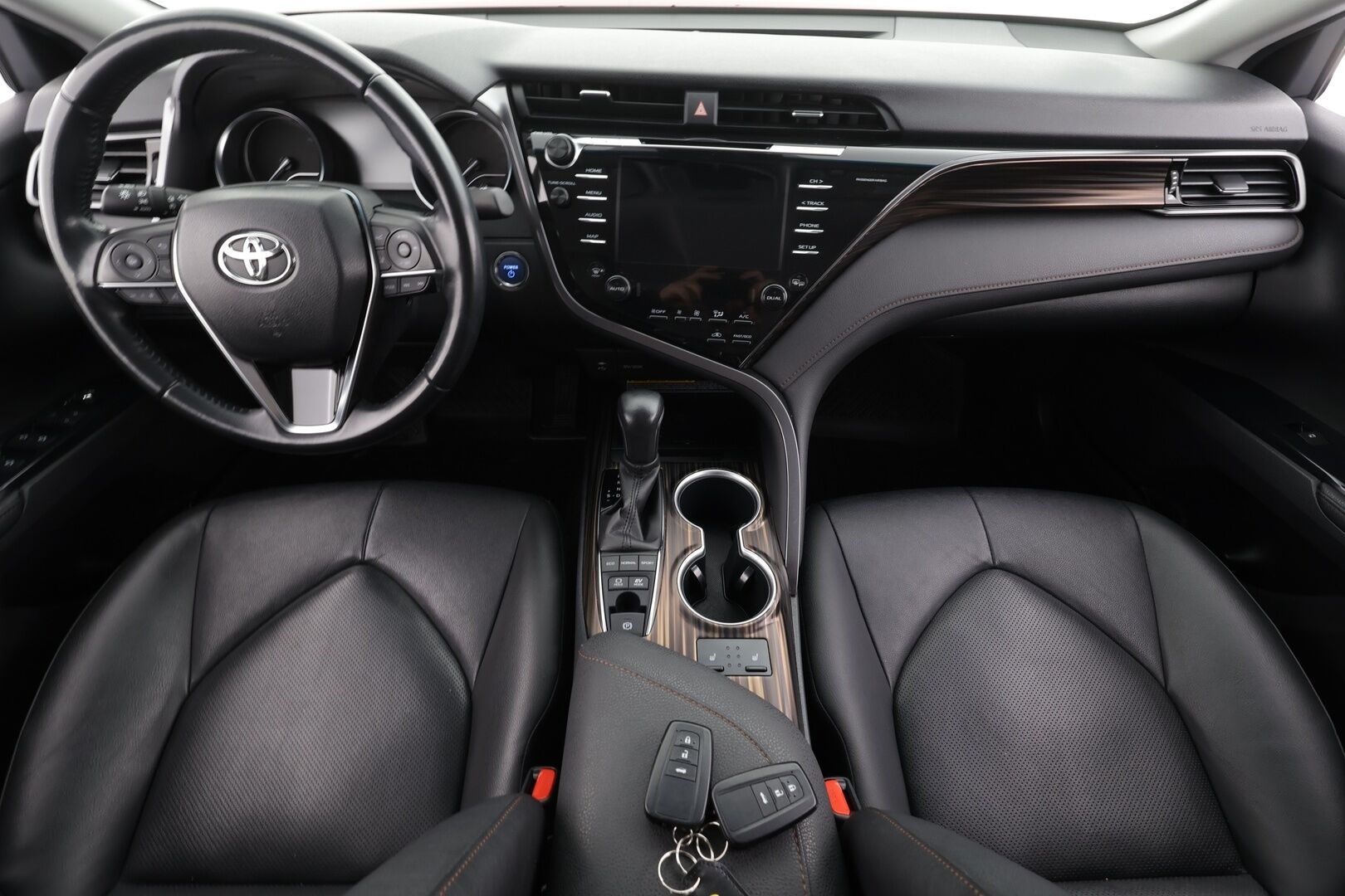 Toyota Camry 2021 2,5 Hybrid Style Edition * ACC / P.kamera / LED / Navi / Sähköpenkit / Nahat / KeylessGo / Lohkolämmitin * - Suomi-auto / Kahdet renkaat aluvanteilla / Merkkihuollettu - HULLUT BLACKWEEK JATKOT - KORKOTARJOUS 2,49%