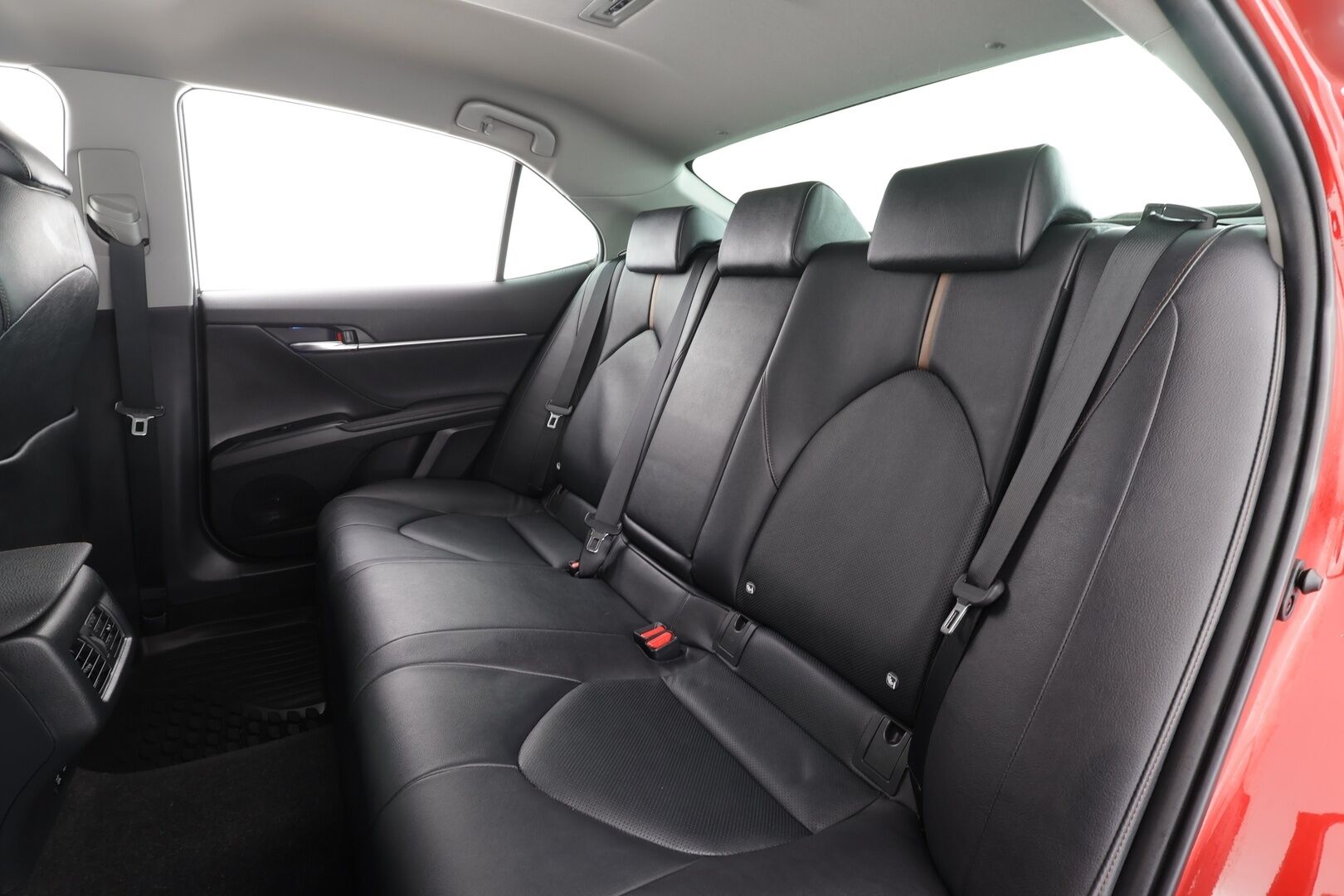 Toyota Camry 2021 2,5 Hybrid Style Edition * ACC / P.kamera / LED / Navi / Sähköpenkit / Nahat / KeylessGo / Lohkolämmitin * - Suomi-auto / Kahdet renkaat aluvanteilla / Merkkihuollettu - HULLUT BLACKWEEK JATKOT - KORKOTARJOUS 2,49%