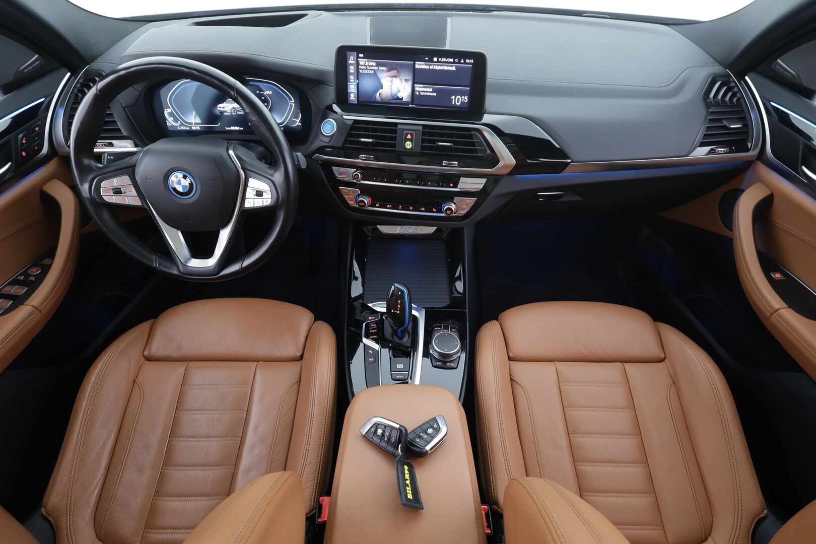 BMW iX3 2021 G08 Charged Plus * ACC / HUD / 360° / Adapt.LED / Panorama / Muistipenkki / Koukku / H&K / Comfort Access / Ruskeat nahat * - Adaptiivinen alusta / Suomi-auto / Kahdet renkaat aluvanteilla / Merkkihuollettu / Supervarusteet