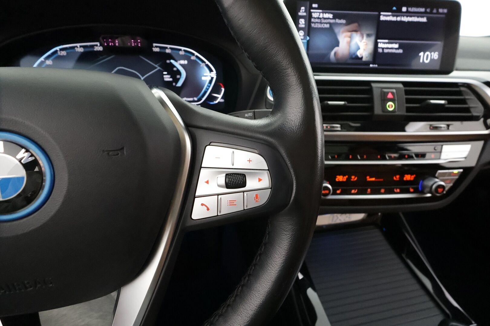 BMW iX3 2021 G08 Charged Plus * ACC / HUD / 360° / Adapt.LED / Panorama / Muistipenkki / Koukku / H&K / Comfort Access / Ruskeat nahat * - SoH 95,3% / Suomi-auto / Kahdet renkaat aluvanteilla / Merkkihuollettu / Supervarusteet