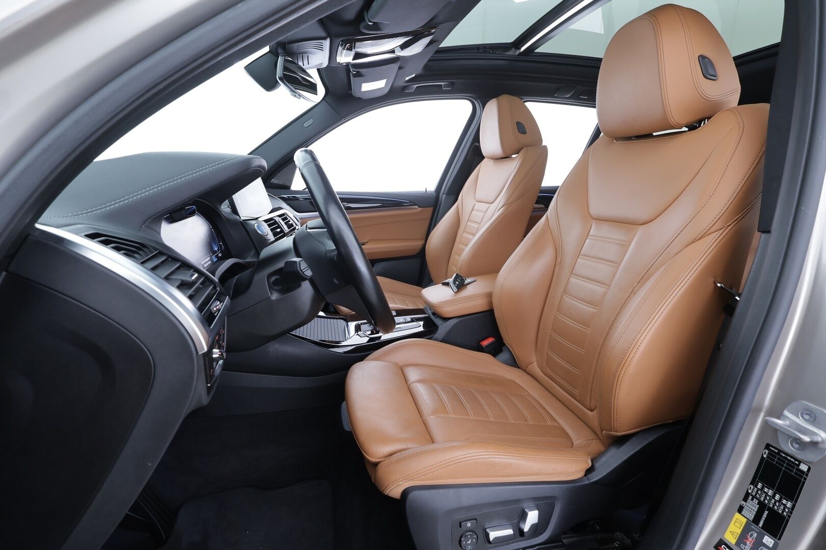 BMW iX3 2021 G08 Charged Plus * ACC / HUD / 360° / Adapt.LED / Panorama / Muistipenkki / Koukku / H&K / Comfort Access / Ruskeat nahat * - Adaptiivinen alusta / Suomi-auto / Kahdet renkaat aluvanteilla / Merkkihuollettu / Supervarusteet