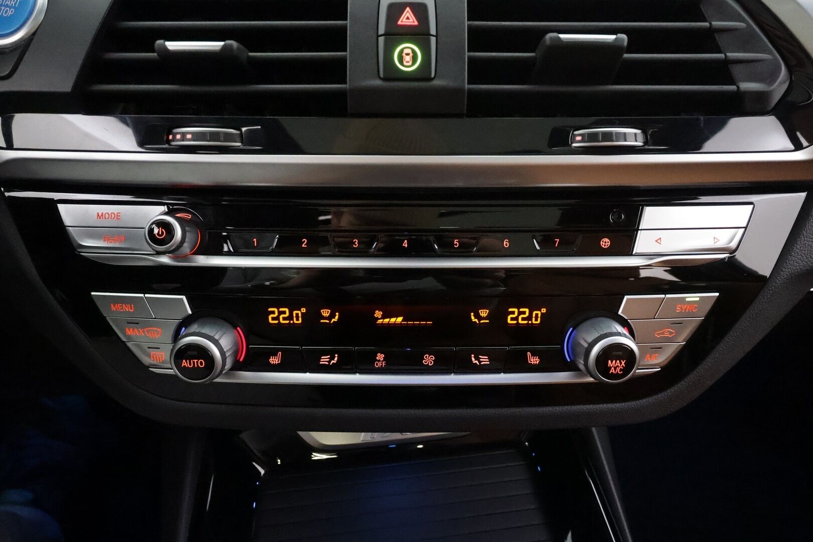 BMW iX3 2021 G08 Charged Plus * ACC / HUD / 360° / Adapt.LED / Panorama / Muistipenkki / Koukku / H&K / Comfort Access / Ruskeat nahat * - Adaptiivinen alusta / Suomi-auto / Kahdet renkaat aluvanteilla / Merkkihuollettu / Supervarusteet