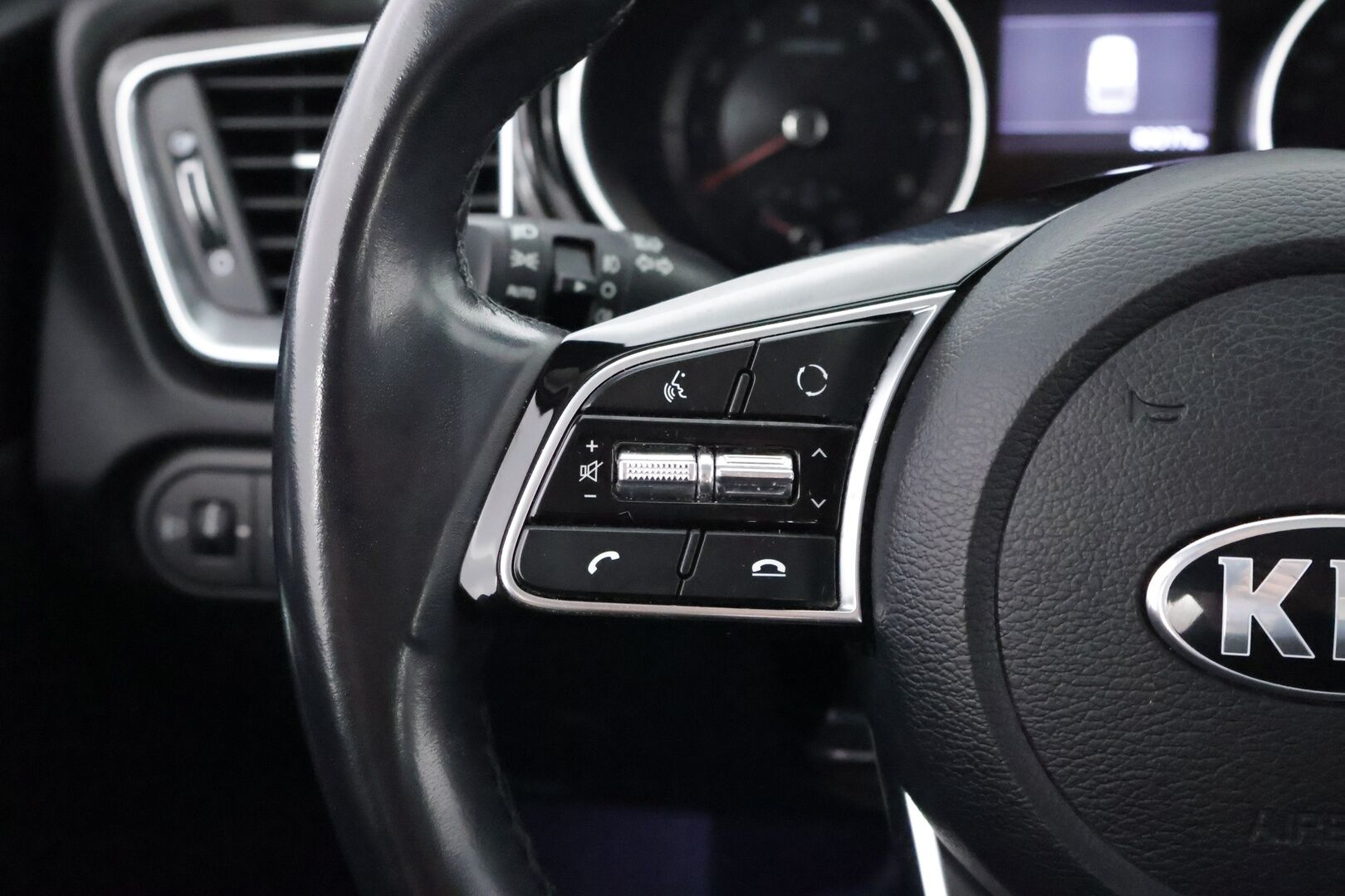 Kia Ceed 2022 1,0 T-GDI Mild-Hybrid 120hv EX SW DCT - Suomiauto | Koukku | Peruutuskamera | Lohko&Sisäpistoke | Puolinahat | Lämpölasi | Ratinlämmitys | Vakkari | Huippusiisti!