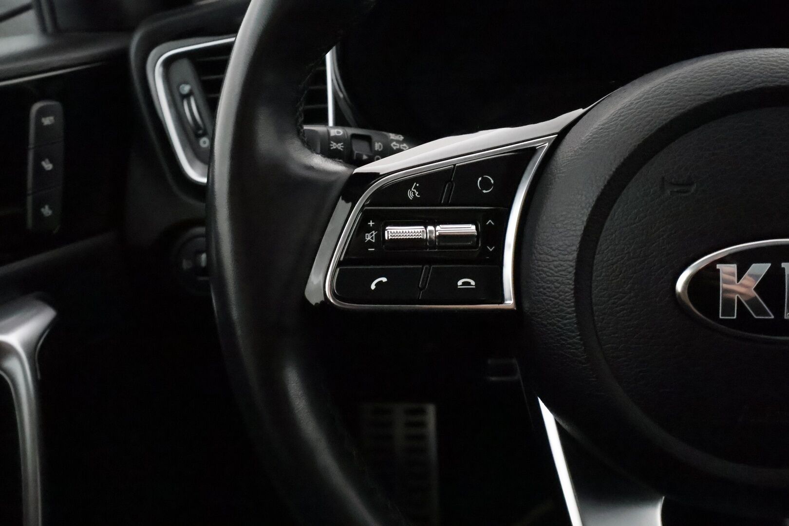 Kia Ceed 2021 1,6 GDI Plug-In Hybrid EX SW DCT** Facelift / Muistipenkki / P.kamera / Tuuletetut istuimet / Keyless / Apple&Android - Merkkihuollot / Nahkasisusta / Navi / Lohkolämmitin