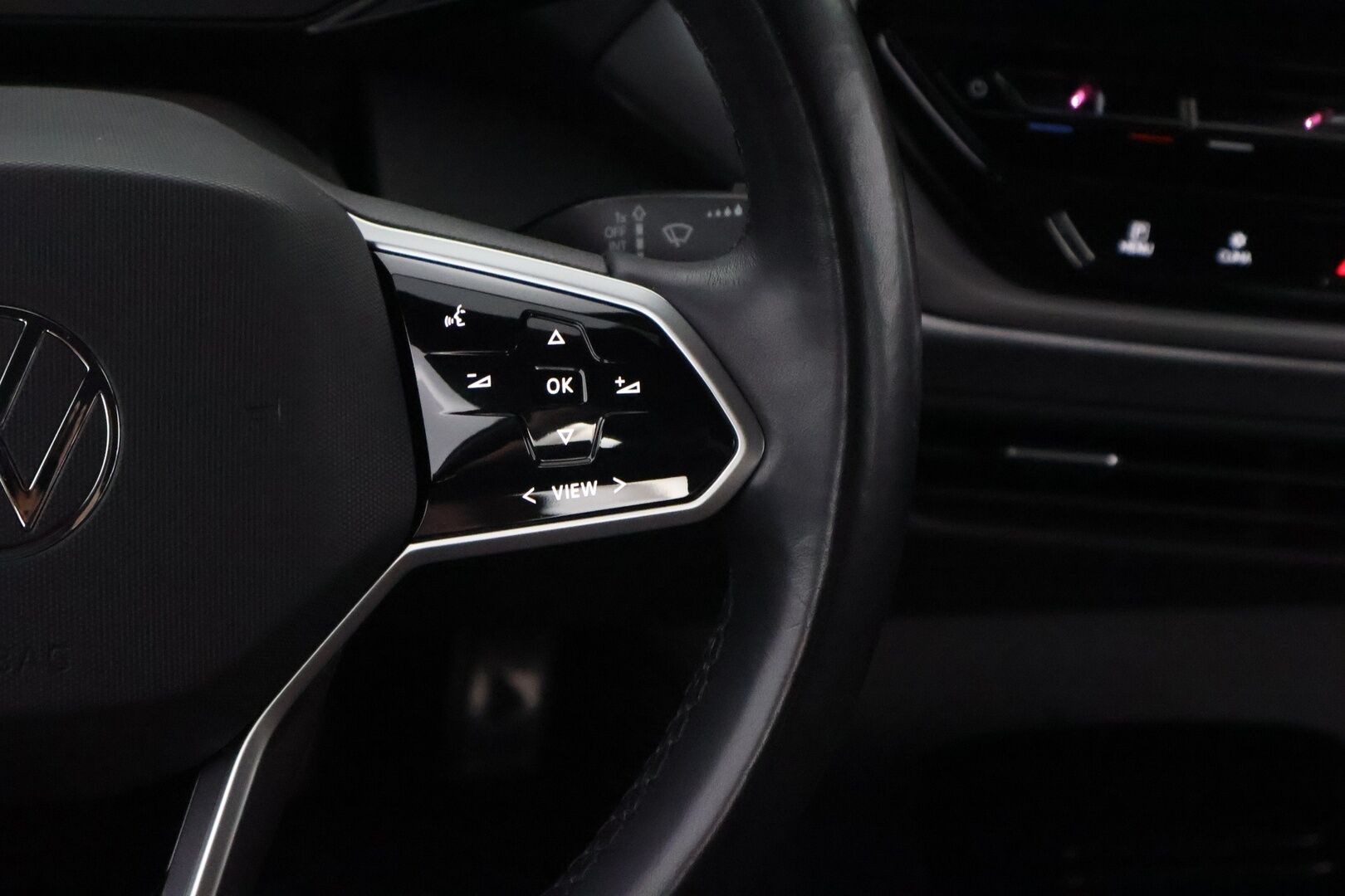 Volkswagen ID.4 2021 Pro Performance 1ST 150 kW, akku 77 kWh * 1OM Suomiauto / Lämpöpumppu / Vetokoukku / Adapt.Vakkari / Travel Assist - Adapt.LED / Nahka-Alcantara / Peruutuskamera / Huippuvarusteet!