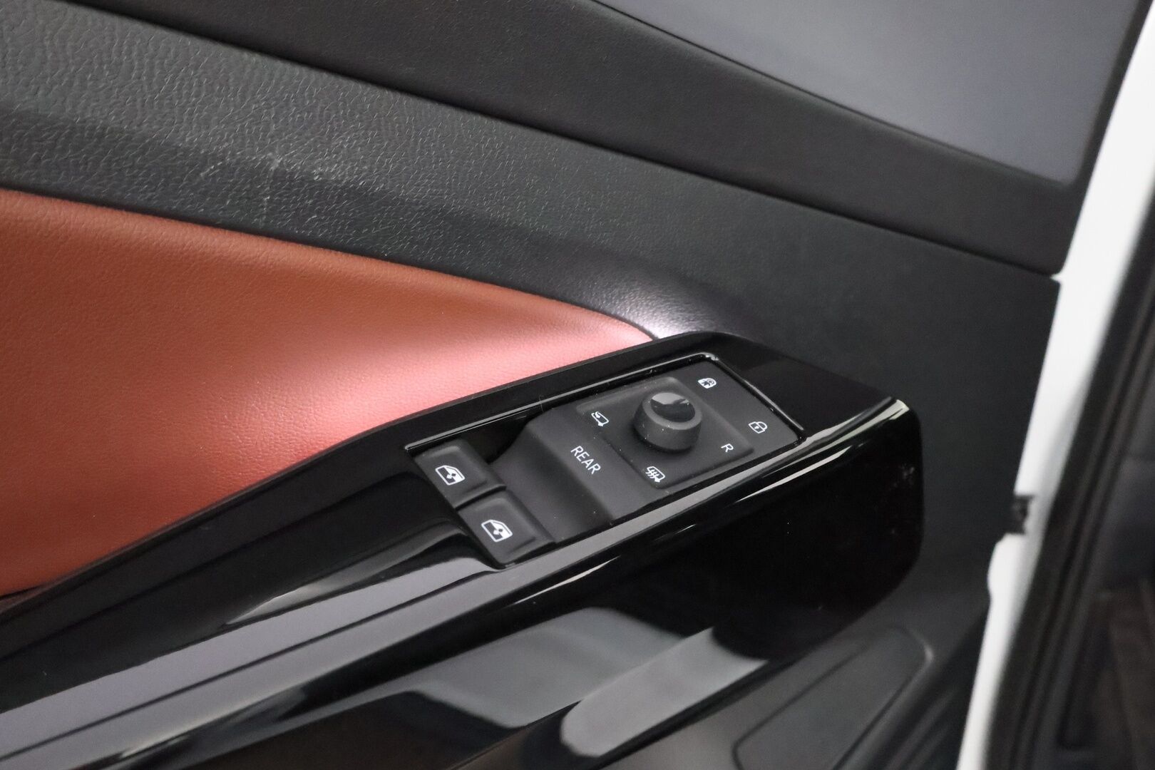 Volkswagen ID.4 2021 Pro Performance 1ST 150 kW, akku 77 kWh * 1OM Suomiauto / Lämpöpumppu / Vetokoukku / Adapt.Vakkari / Travel Assist - Adapt.LED / Nahka-Alcantara / Peruutuskamera / Huippuvarusteet!