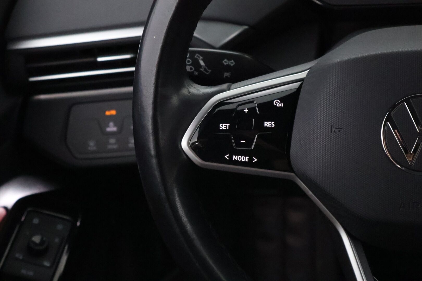 Volkswagen ID.4 2021 Pro Performance 1ST 150 kW, akku 77 kWh * 1OM Suomiauto / Lämpöpumppu / Vetokoukku / Adapt.Vakkari / Travel Assist - Adapt.LED / Nahka-Alcantara / Peruutuskamera / Huippuvarusteet!