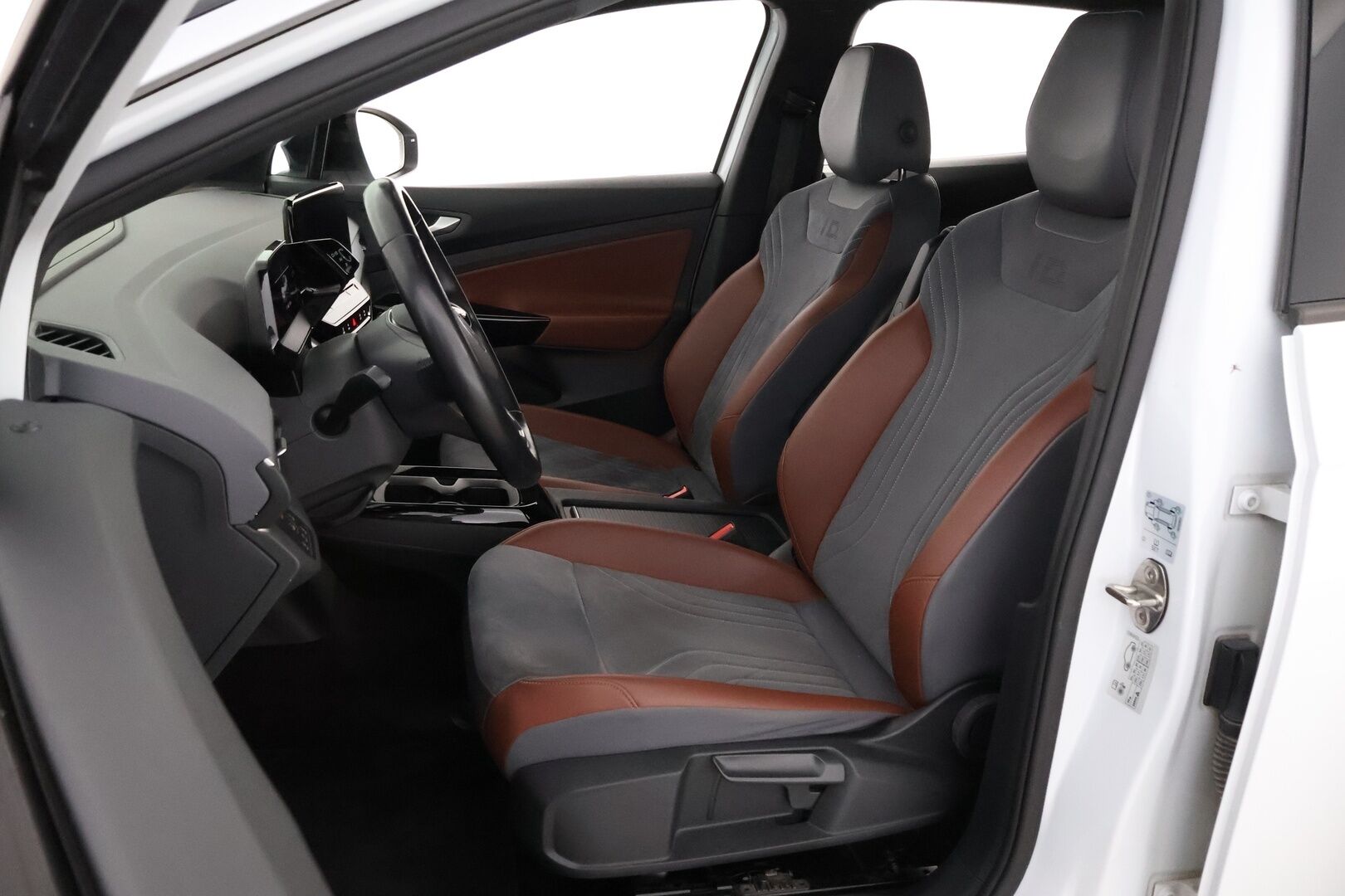 Volkswagen ID.4 2021 Pro Performance 1ST 150 kW, akku 77 kWh * 1OM Suomiauto / Lämpöpumppu / Vetokoukku / Adapt.Vakkari / Travel Assist - Adapt.LED / Nahka-Alcantara / Peruutuskamera / Huippuvarusteet!