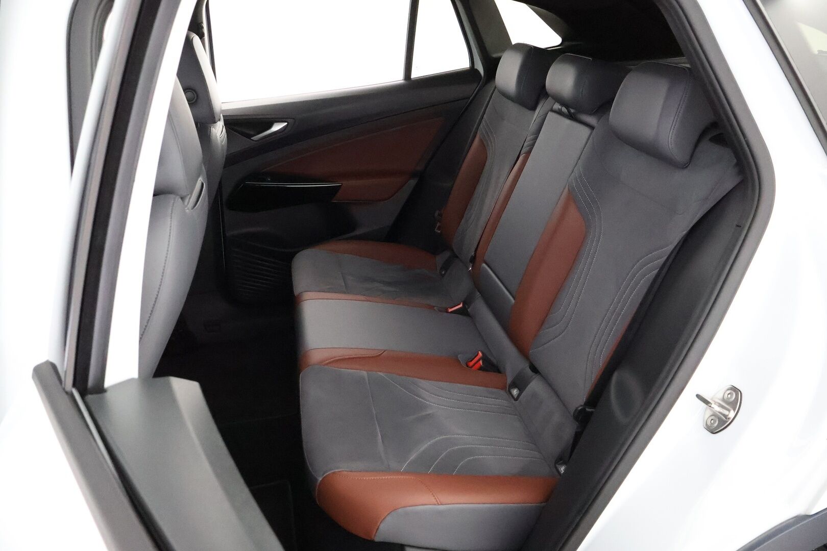 Volkswagen ID.4 2021 Pro Performance 1ST 150 kW, akku 77 kWh * 1OM Suomiauto / Lämpöpumppu / Vetokoukku / Adapt.Vakkari / Travel Assist - Adapt.LED / Nahka-Alcantara / Peruutuskamera / Huippuvarusteet!