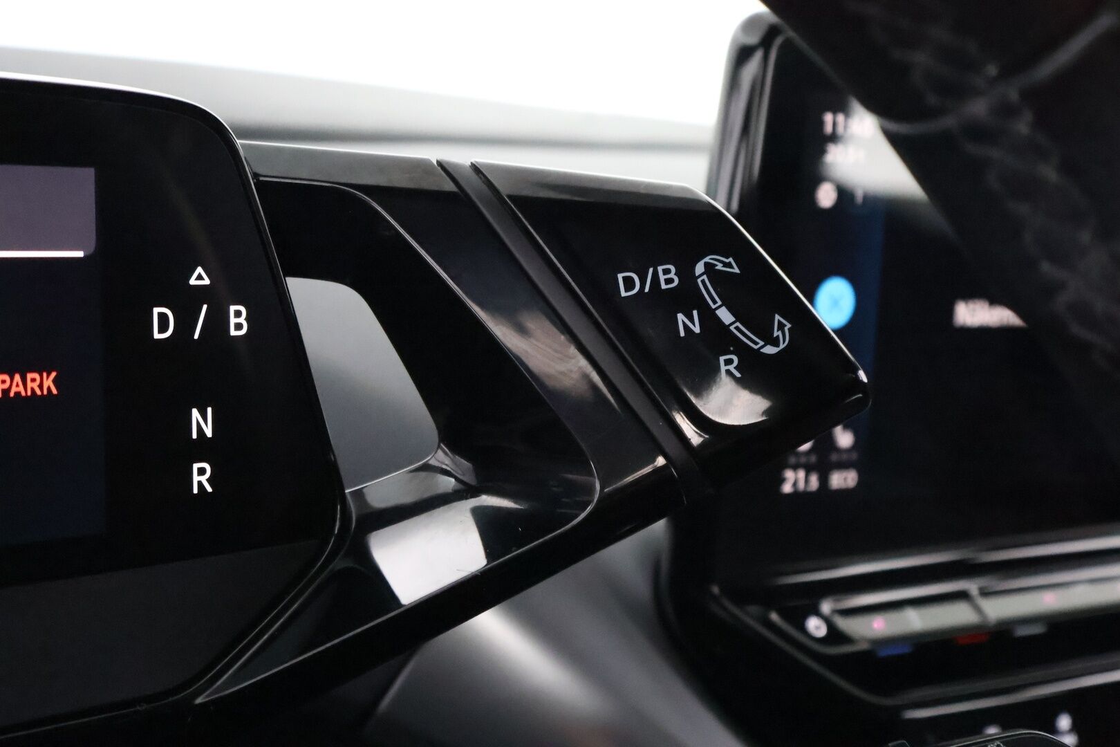 Volkswagen ID.4 2021 Pro Performance 1ST 150 kW, akku 77 kWh * 1OM Suomiauto / Lämpöpumppu / Vetokoukku / Adapt.Vakkari / Travel Assist - Adapt.LED / Nahka-Alcantara / Peruutuskamera / Huippuvarusteet!