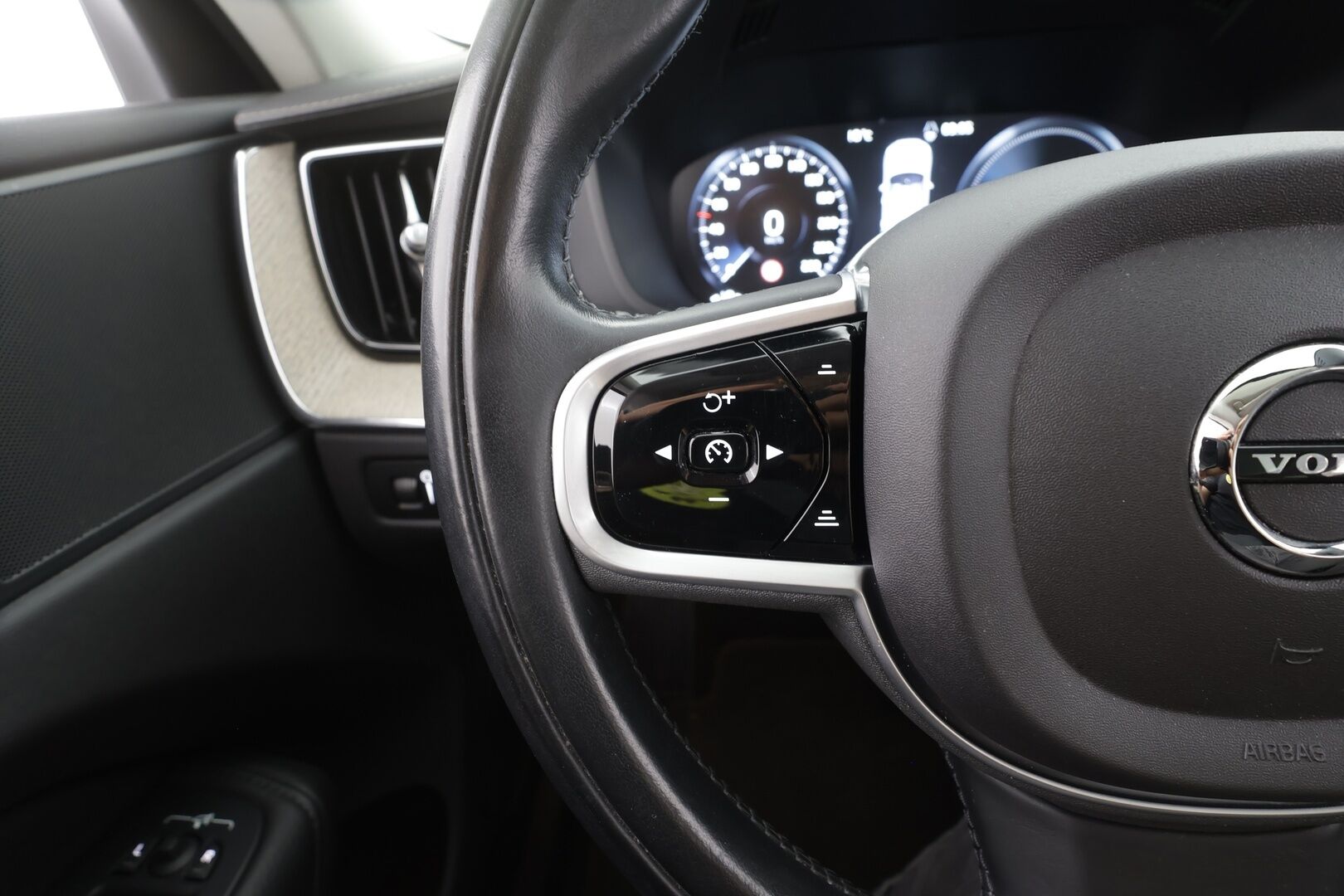 Volvo XC60 2021 T6 TwE AWD Business Inscription aut. - | ACC | Webasto | Panorama | Muistipenkki | Sporttinahat | P.kamera | Pilot assist | BLIS | Keyless | 1-om suomiauto | Merkkihuollot | ALV | 