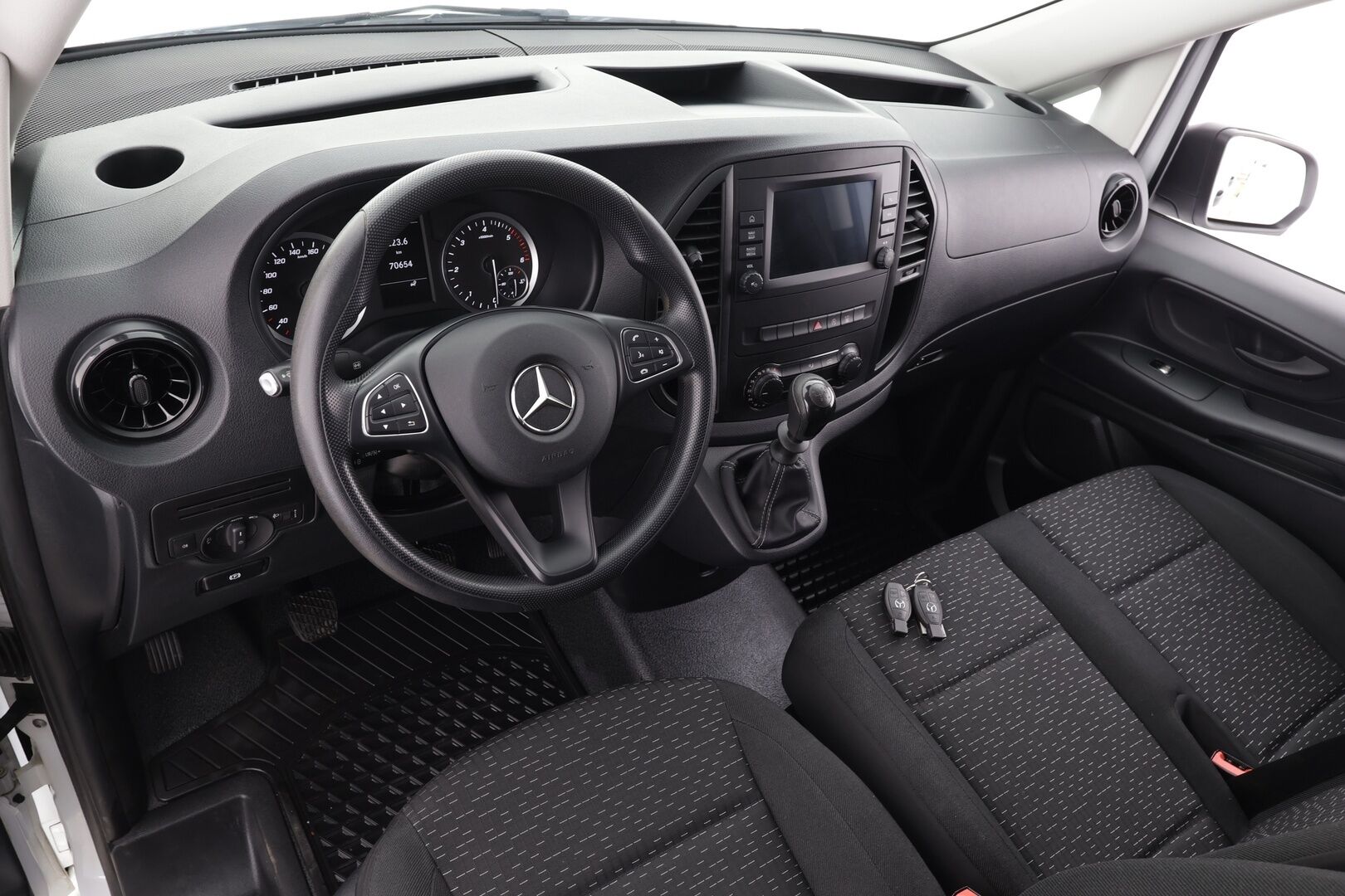 Mercedes-Benz Vito 2022 110CDI FWD-3,05/32K keskipitkä A2 * Vakkari / Webasto / P-Kamera / Vetokoukku / Apple&Android * - Suomi-auto / Kahdet Renkaat - HULLUT AVAJAISHULINAT KORKOTARJOUS 3,29 %