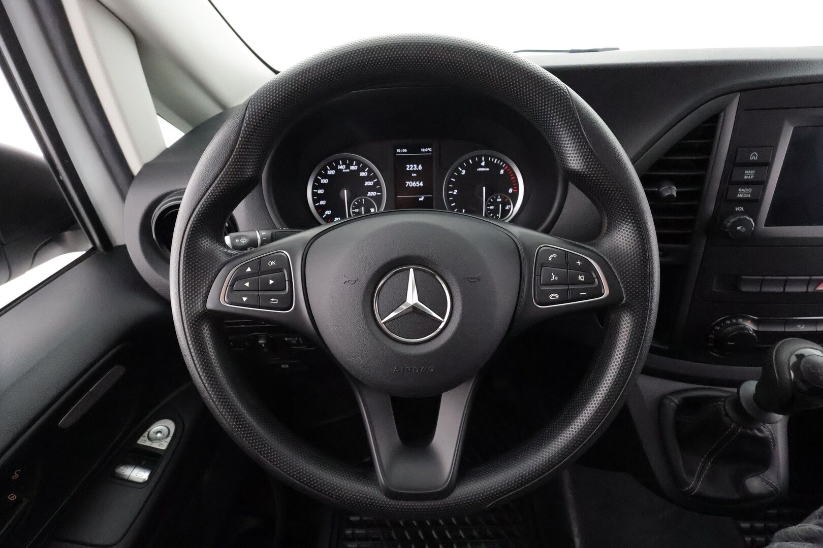 Mercedes-Benz Vito 2022 110CDI FWD-3,05/32K keskipitkä A2 * Vakkari / Webasto / P-Kamera / Vetokoukku / Apple&Android * - Suomi-auto / Kahdet Renkaat - HULLUT AVAJAISHULINAT KORKOTARJOUS 3,29 %