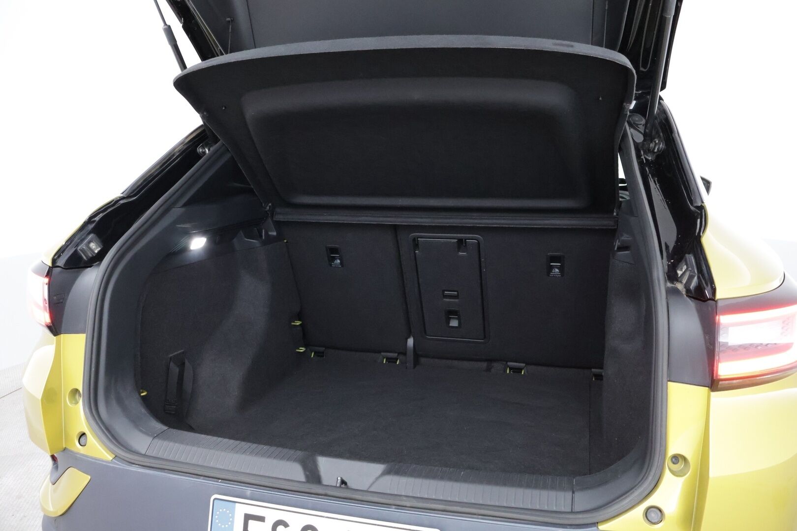 Volkswagen ID.4 2021 Pro Performance 150 KW *Lämpöpumppu / Adapt.Vakkari / Vetokoukku / Peruutuskamera / Nahka-Alcantara / Suomiauto* - Merkkihuollettu!