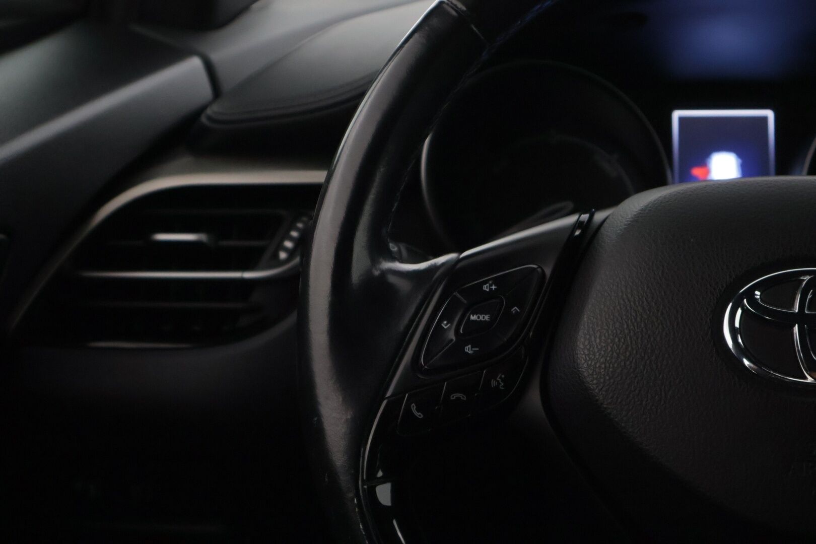 Toyota C-HR 2018 TOYOTA C-HR Viistoperä (AB) 4ov 1798cm3 * / Adapt. Vakkari / Lane-assist / P-kamera / Lohko / Siisti!! / * - Hyvällä pidolla pysynyt / Upea metalliväri & kahdet hyvät renkaat! / 