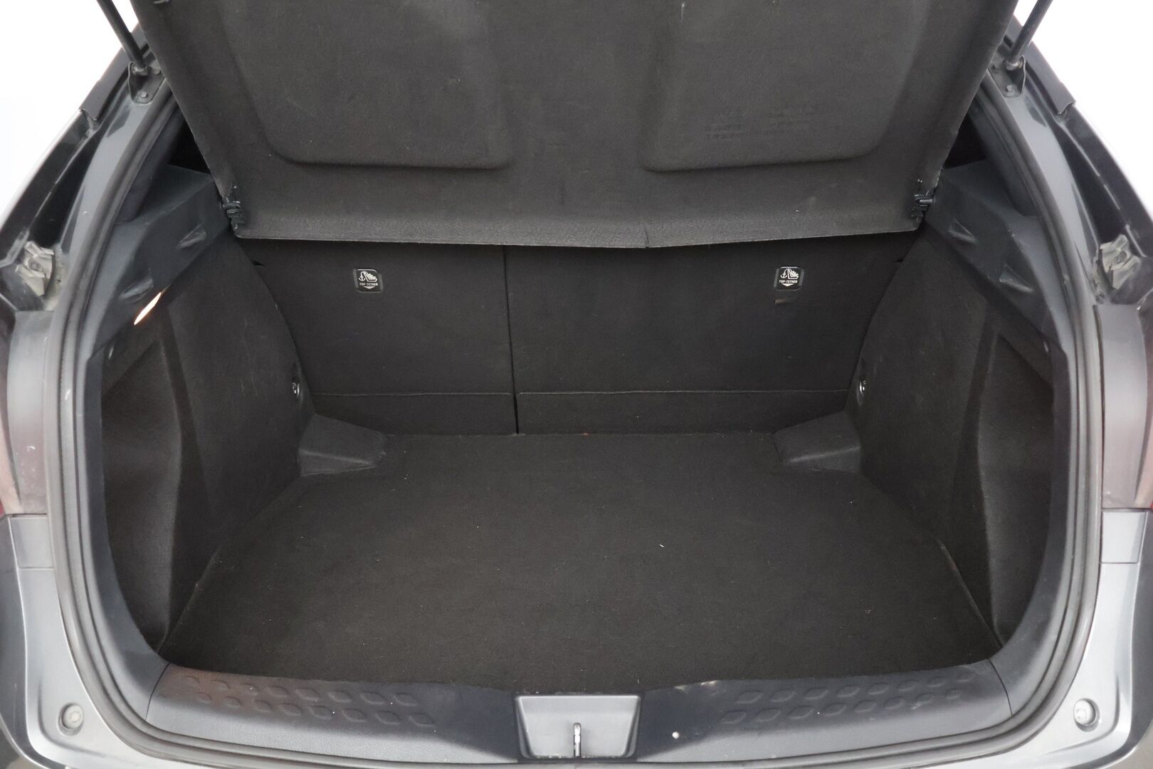 Toyota C-HR 2018 TOYOTA C-HR Viistoperä (AB) 4ov 1798cm3 * / Adapt. Vakkari / Lane-assist / P-kamera / Lohko / Siisti!! / * - Hyvällä pidolla pysynyt / Upea metalliväri & kahdet hyvät renkaat! / 