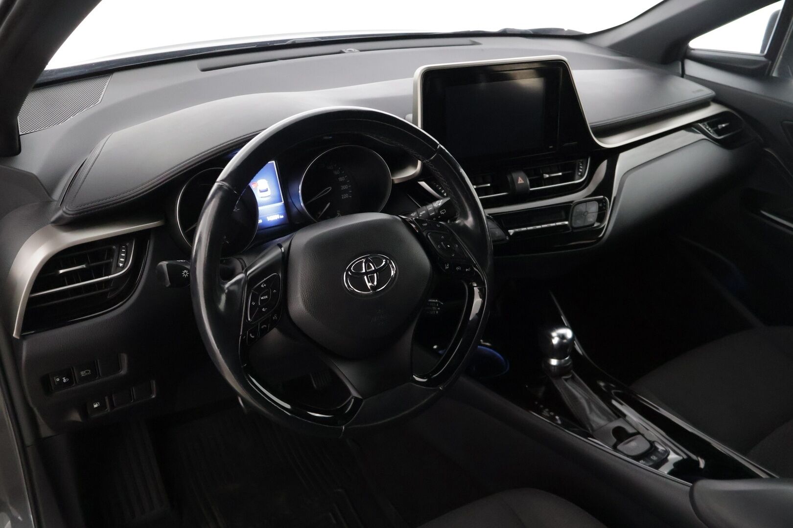Toyota C-HR 2018 TOYOTA C-HR Viistoperä (AB) 4ov 1798cm3 * / Adapt. Vakkari / Lane-assist / P-kamera / Lohko / Siisti!! / * - Hyvällä pidolla pysynyt / Upea metalliväri & kahdet hyvät renkaat! / 