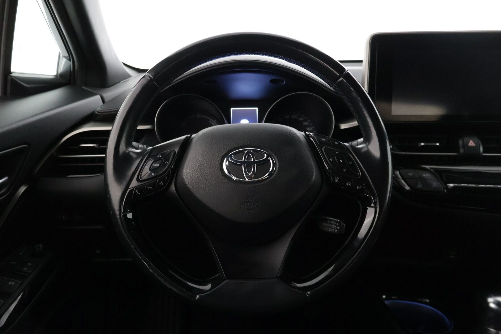 Toyota C-HR 2018 TOYOTA C-HR Viistoperä (AB) 4ov 1798cm3 * / Adapt. Vakkari / Lane-assist / P-kamera / Lohko / Siisti!! / * - Hyvällä pidolla pysynyt / Upea metalliväri & kahdet hyvät renkaat! / 