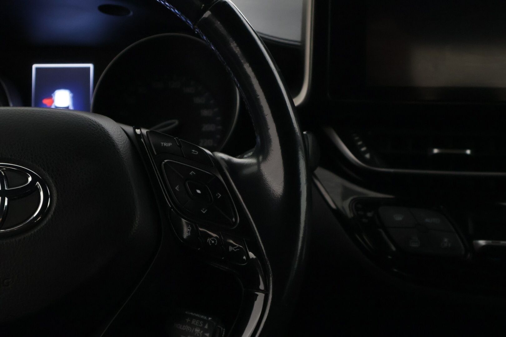 Toyota C-HR 2018 TOYOTA C-HR Viistoperä (AB) 4ov 1798cm3 * / Adapt. Vakkari / Lane-assist / P-kamera / Lohko / Siisti!! / * - Hyvällä pidolla pysynyt / Upea metalliväri & kahdet hyvät renkaat! / 