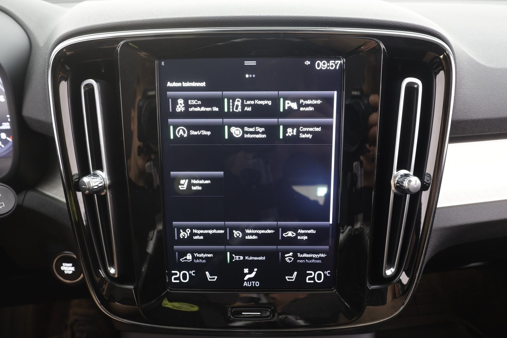 Volvo XC40 2019 T4 Momentum aut - | ACC | Webasto | Nahkasisusta | Sporttipenkit | Pilot assist | LED | Digimittaristo | Lämm. ratti | Merkkihuollot | ALV | 