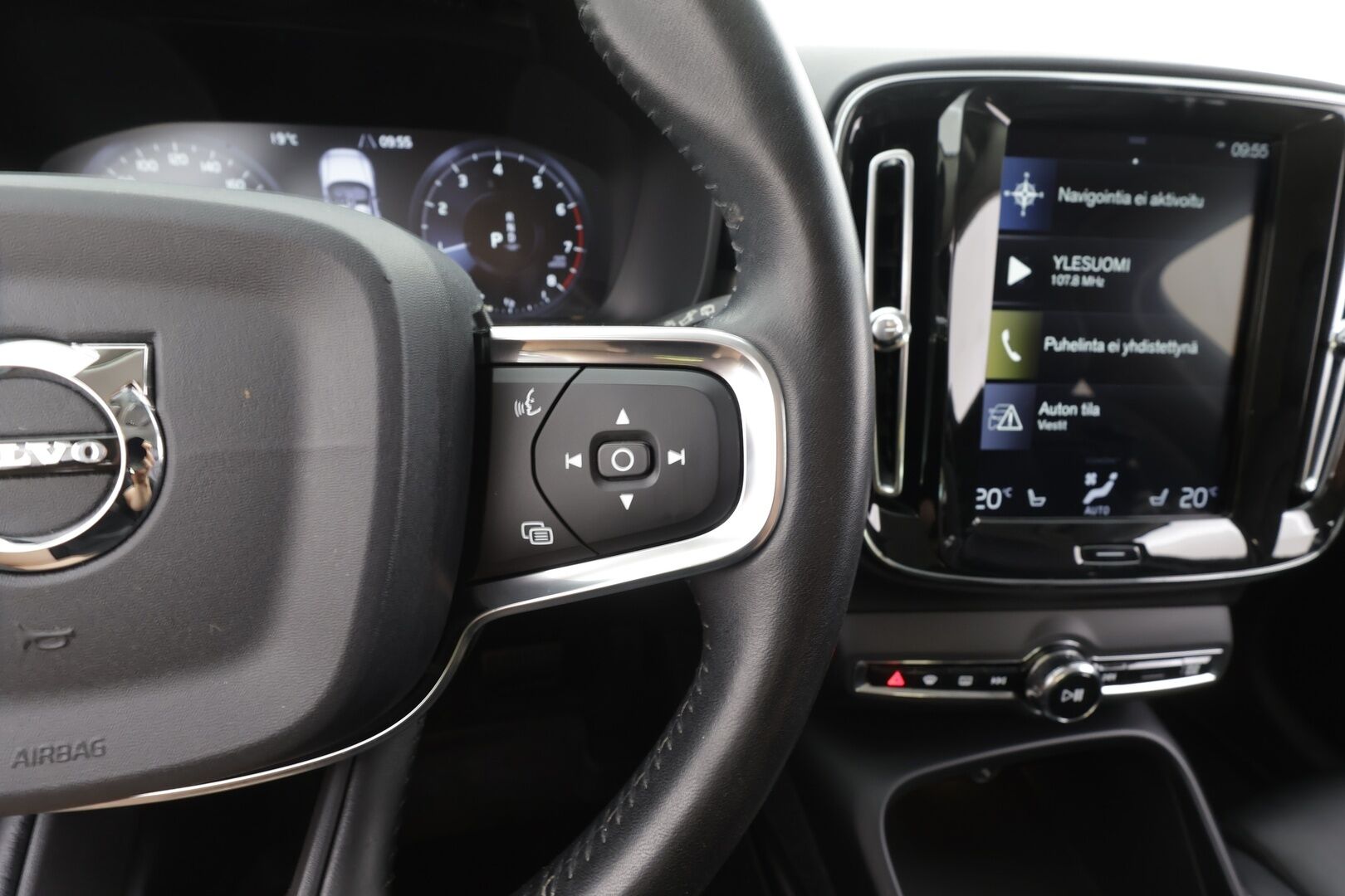 Volvo XC40 2019 T4 Momentum aut - | ACC | Webasto | Nahkasisusta | Sporttipenkit | Pilot assist | LED | Digimittaristo | Lämm. ratti | Merkkihuollot | ALV | 
