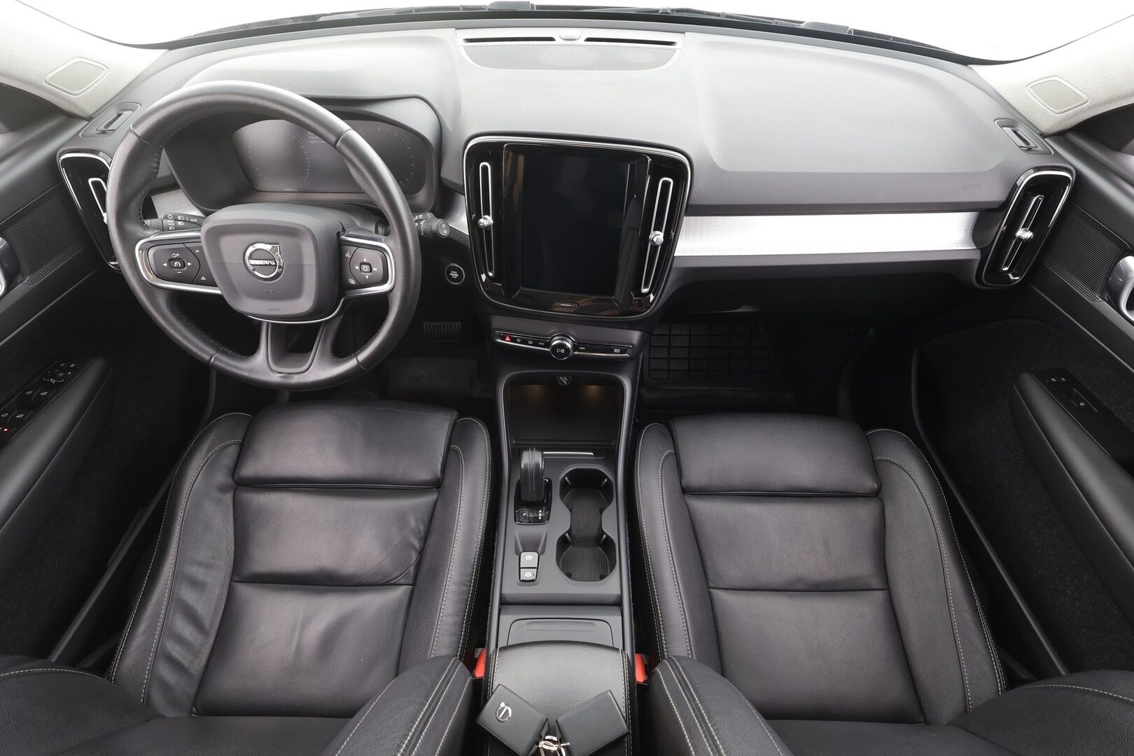 Volvo XC40 2019 T4 Momentum aut - | ACC | Webasto | Nahkasisusta | Sporttipenkit | Pilot assist | LED | Digimittaristo | Lämm. ratti | Merkkihuollot | ALV | 