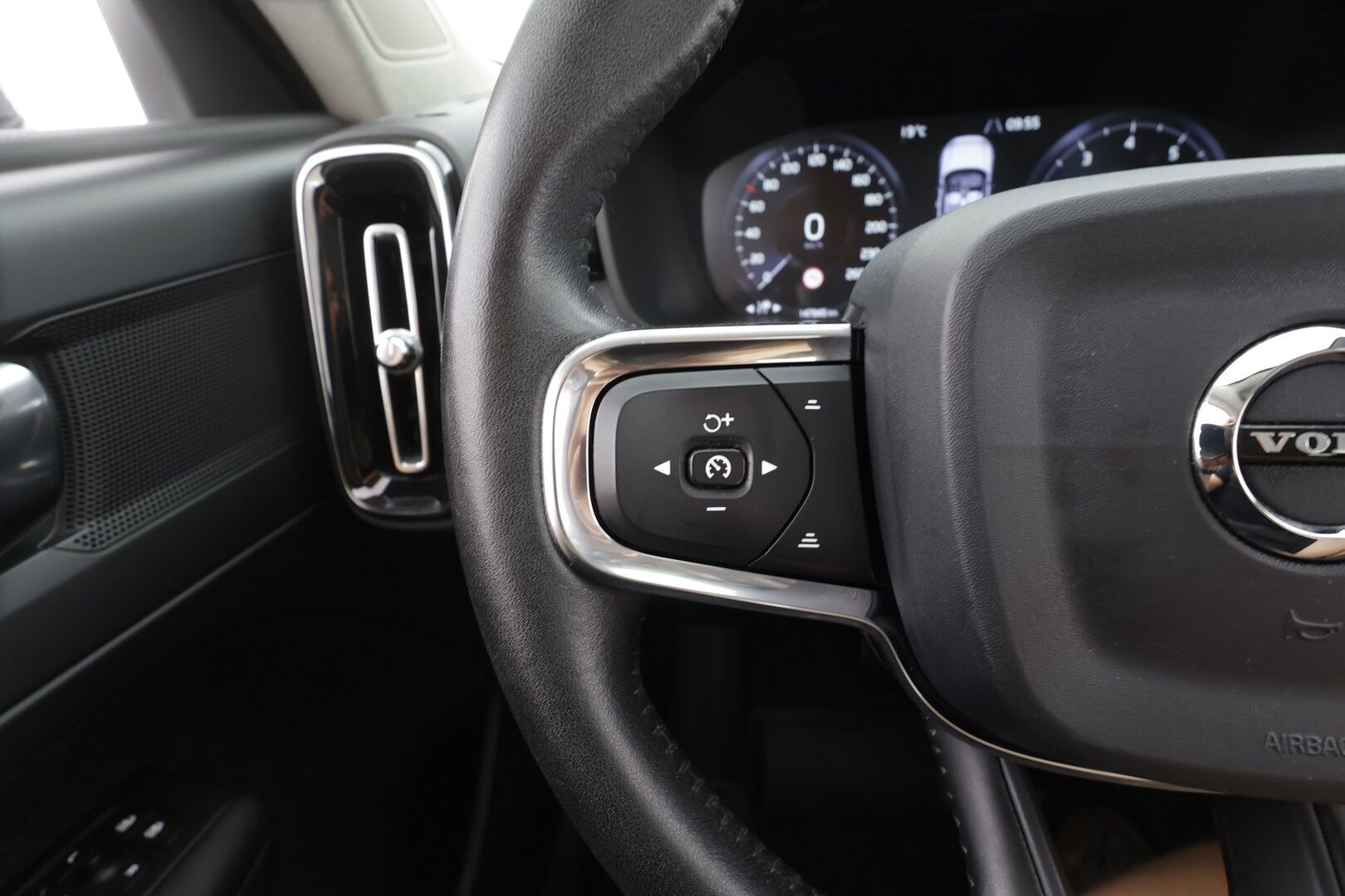 Volvo XC40 2019 T4 Momentum aut - | ACC | Webasto | Nahkasisusta | Sporttipenkit | Pilot assist | LED | Digimittaristo | Lämm. ratti | Merkkihuollot | ALV | 
