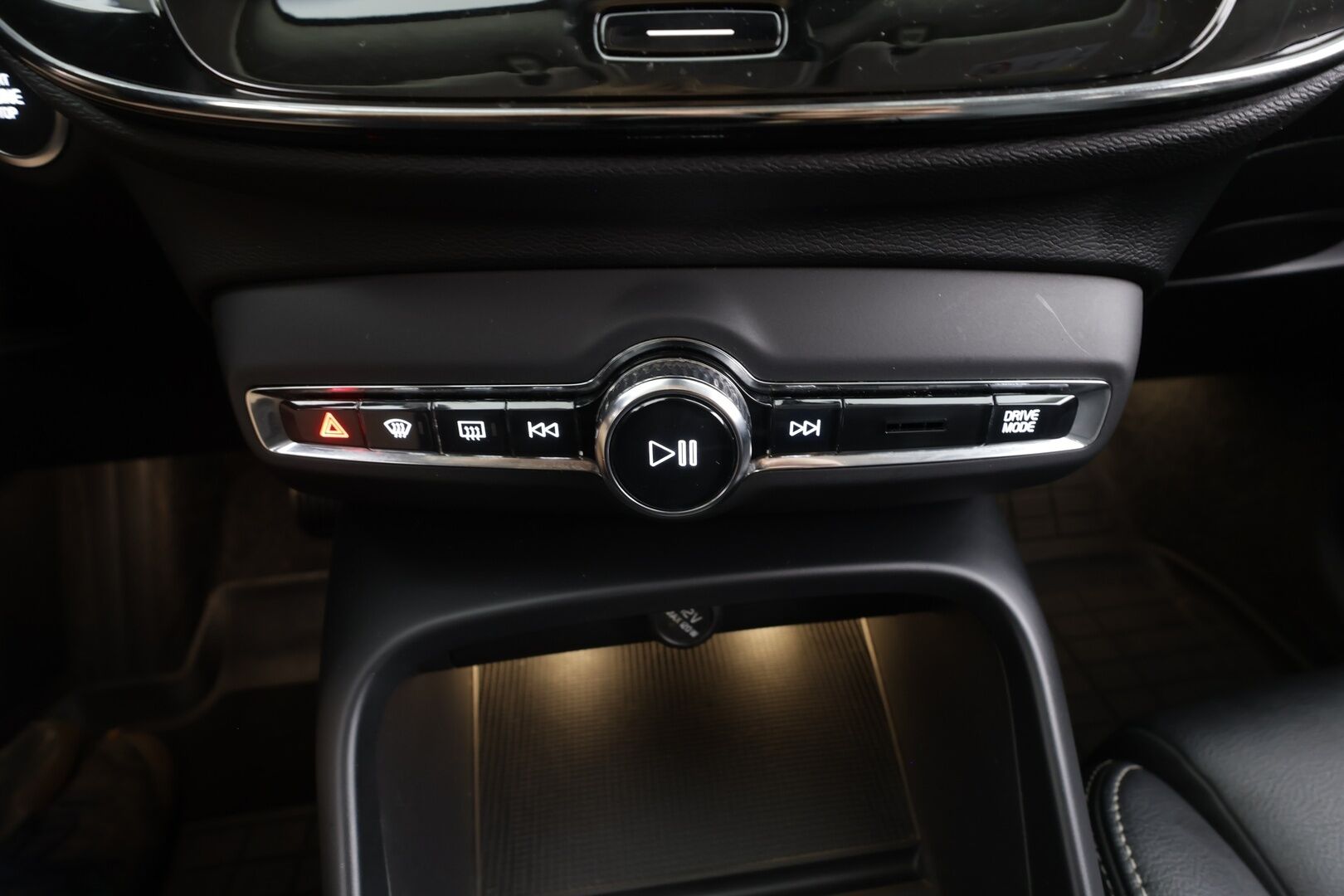 Volvo XC40 2019 T4 Momentum aut - | ACC | Webasto | Nahkasisusta | Sporttipenkit | Pilot assist | LED | Digimittaristo | Lämm. ratti | Merkkihuollot | ALV | 