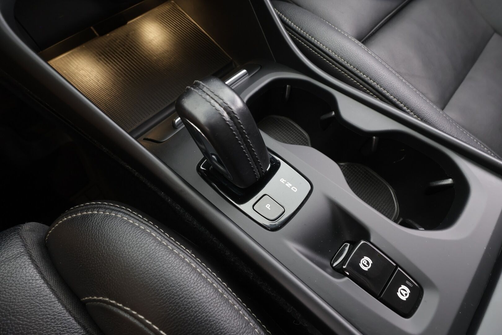 Volvo XC40 2019 T4 Momentum aut - | ACC | Webasto | Nahkasisusta | Sporttipenkit | Pilot assist | LED | Digimittaristo | Lämm. ratti | Merkkihuollot | ALV | 