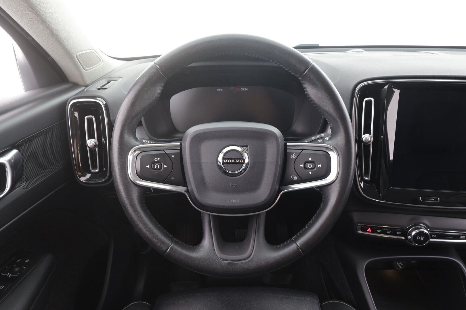 Volvo XC40 2019 T4 Momentum aut - | ACC | Webasto | Nahkasisusta | Sporttipenkit | Pilot assist | LED | Digimittaristo | Lämm. ratti | Merkkihuollot | ALV | 