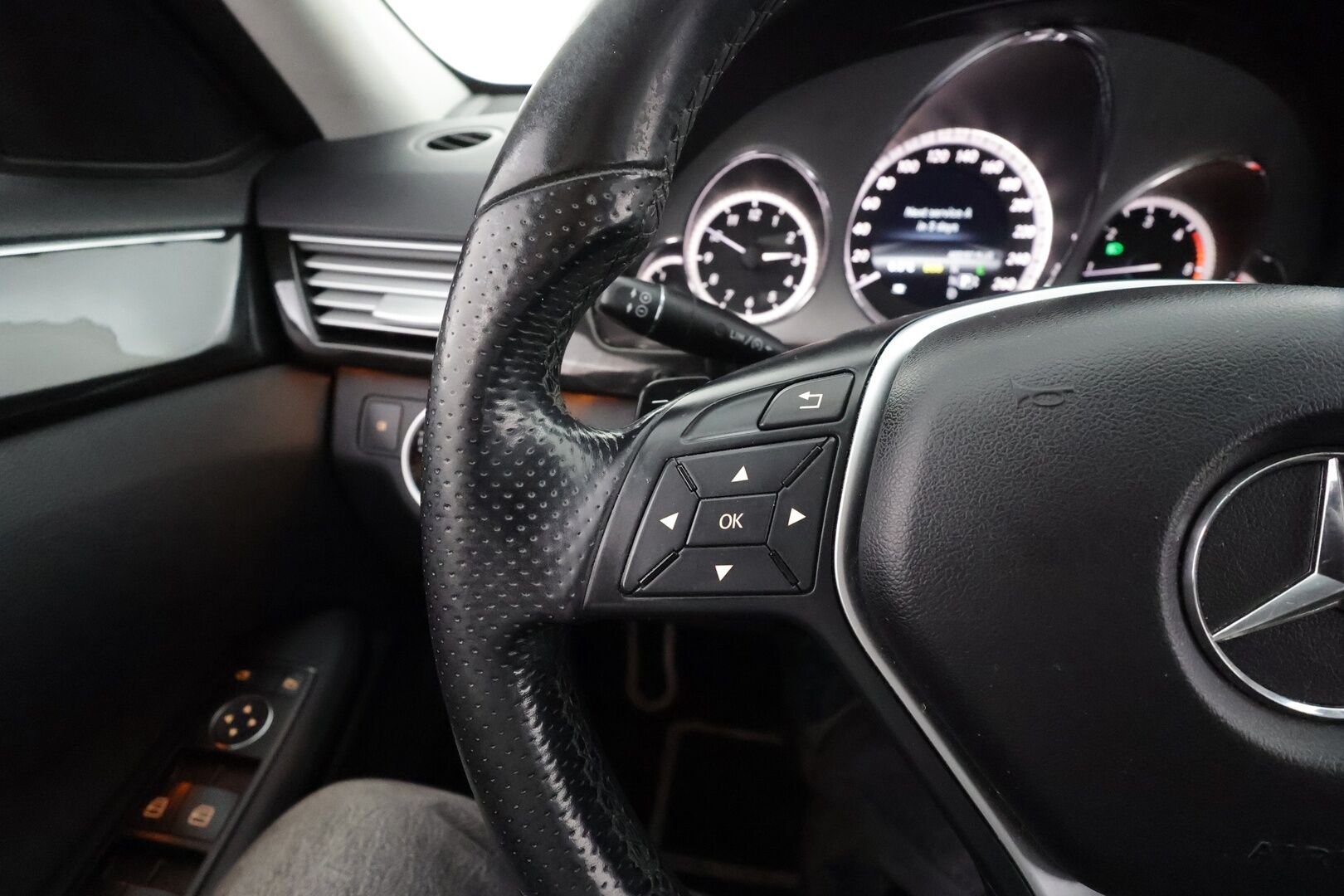 Mercedes-Benz E 2013 220 CDI BE A Premium Business * Vakkari / Xenon / P.tutkat / Navi / Bluetooth / Puolnahat * - Suomi auto / Kahdet renkaat