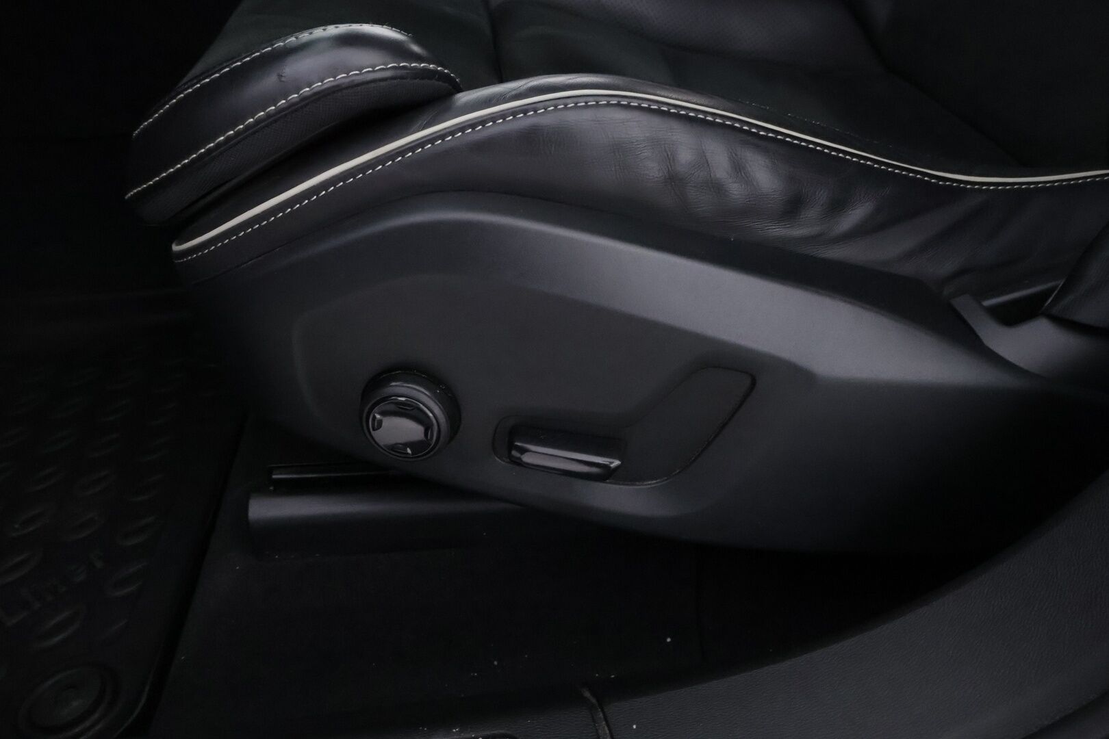 Volvo XC60 2018 T8 AWD R-Design aut - Webasto | Adapt.Vakkari | Koukku | Panoraama | Peruutuskamera | Nahka-Alcantara | High Perf Audio