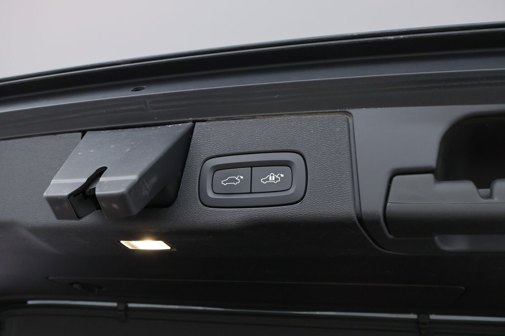 Volvo XC60 2018 T8 AWD R-Design aut - Webasto | Adapt.Vakkari | Koukku | Panoraama | Peruutuskamera | Nahka-Alcantara | High Perf Audio