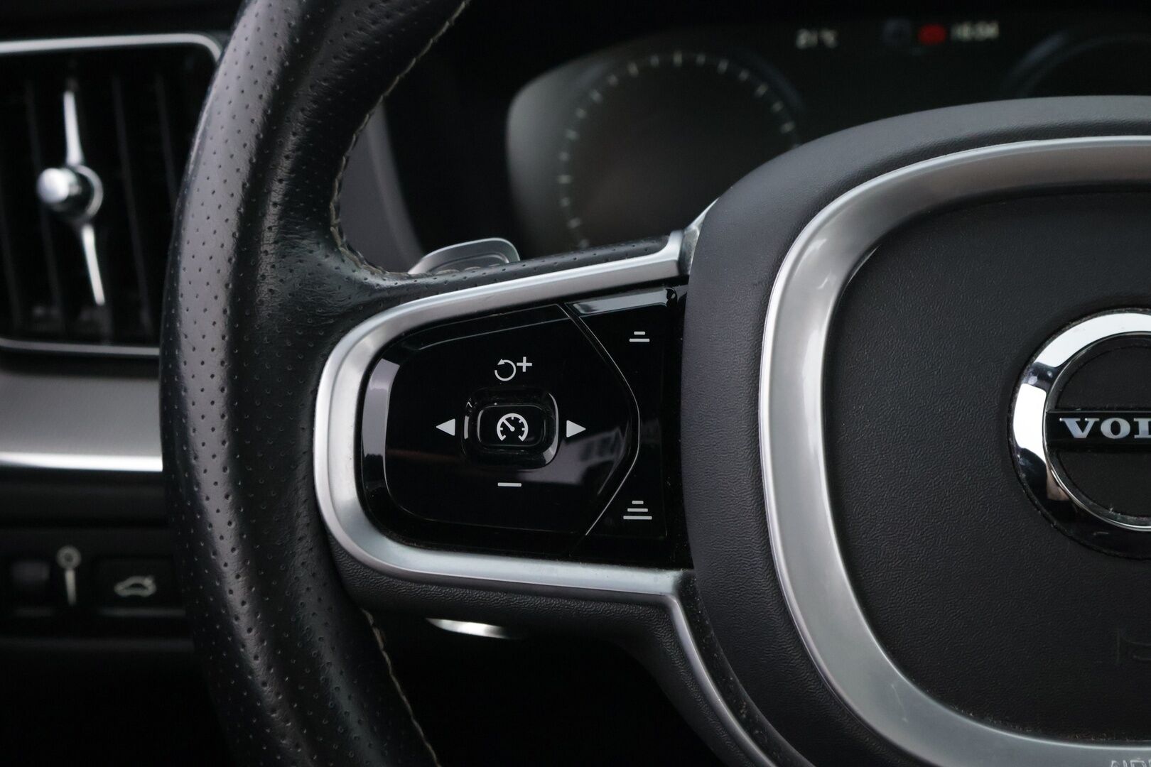 Volvo XC60 2018 T8 AWD R-Design aut - Webasto | Adapt.Vakkari | Koukku | Panoraama | Peruutuskamera | Nahka-Alcantara | High Perf Audio